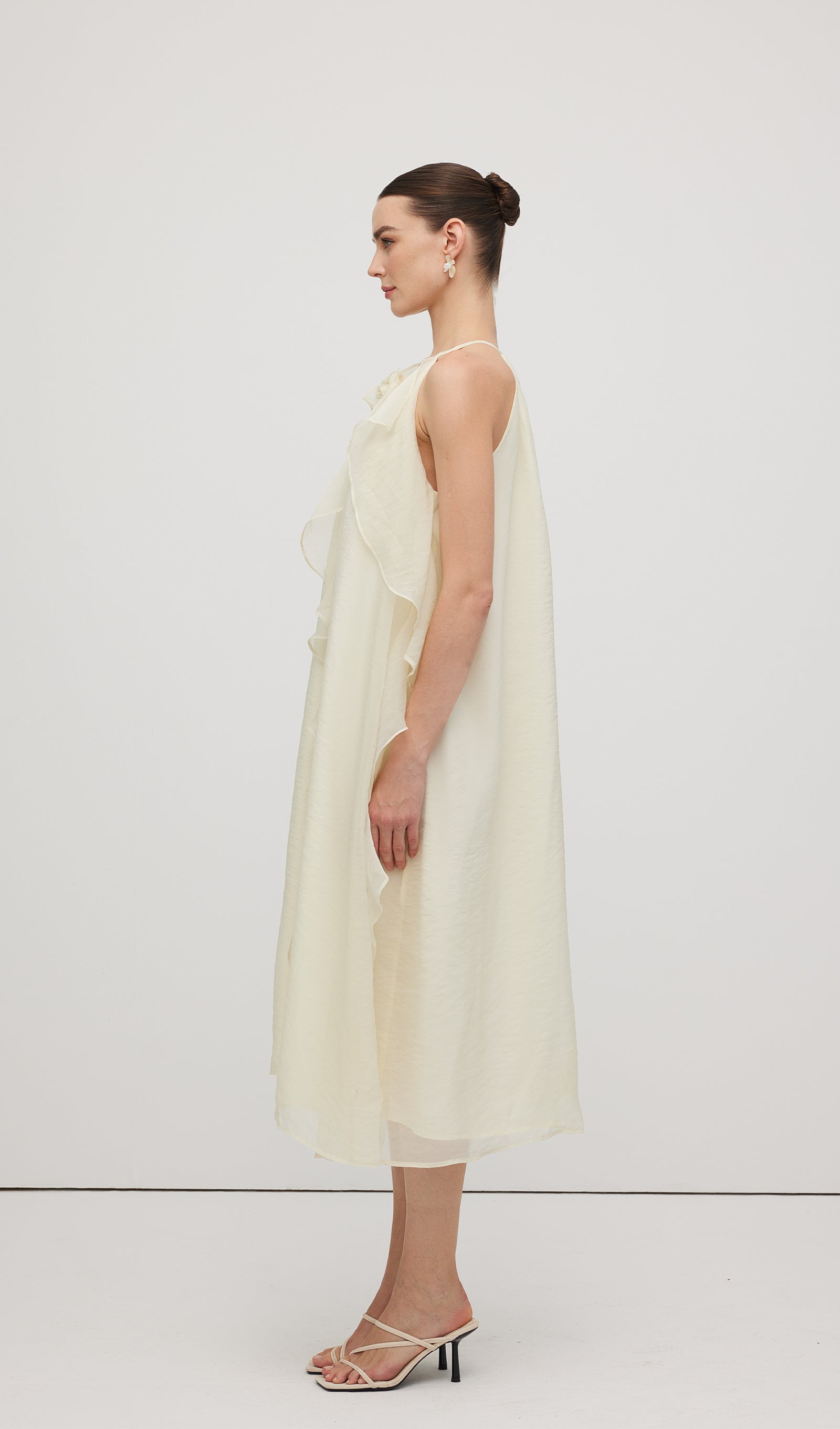 Halter Yaka Gül Detaylı Volanlı Midi Elbise