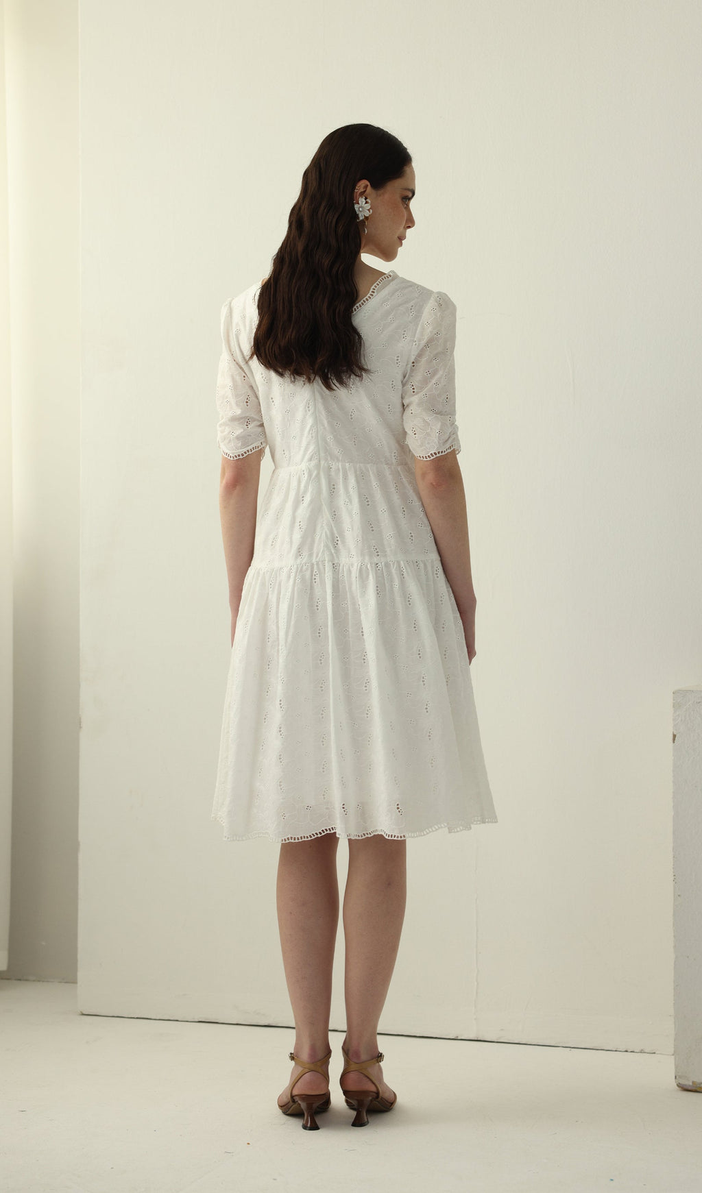 Beyaz V Yaka Midi Elbise