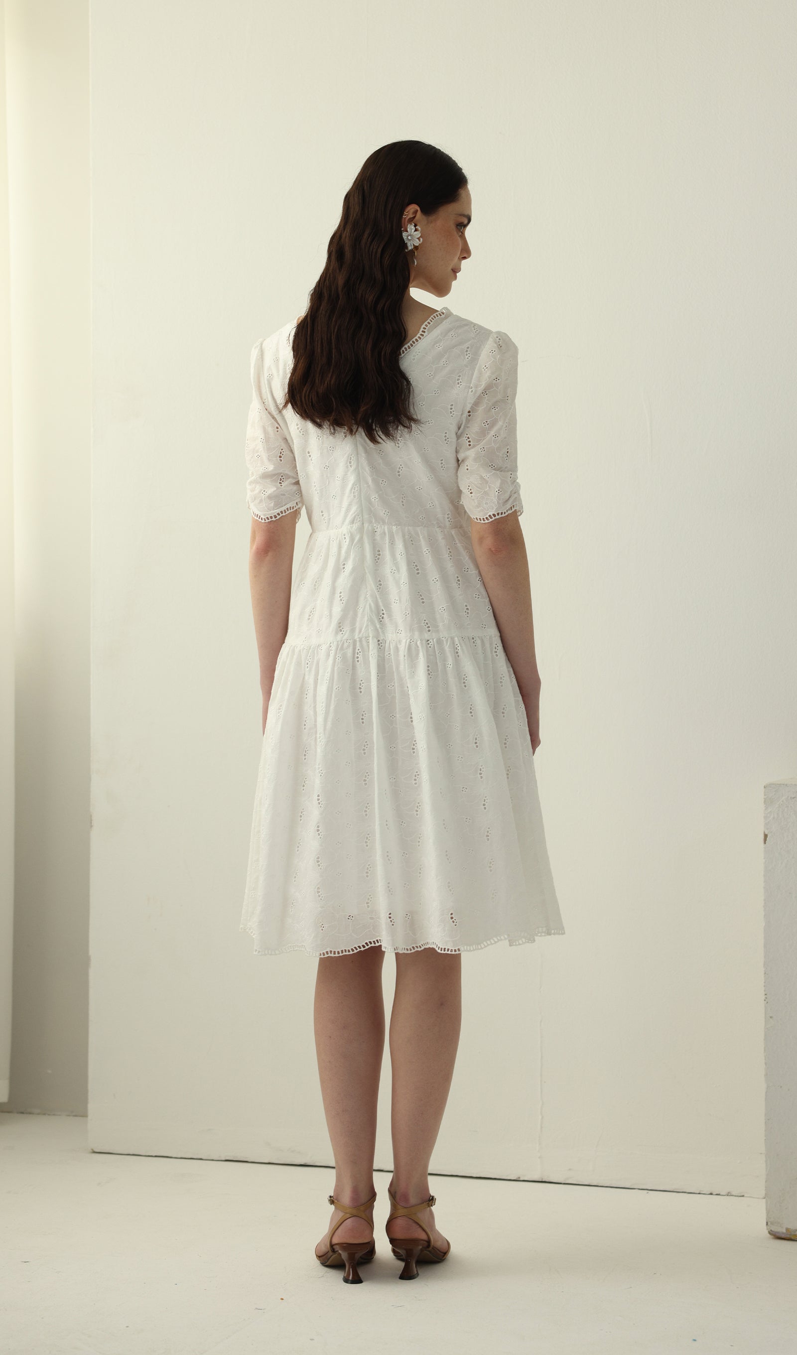 Beyaz V Yaka Midi Elbise