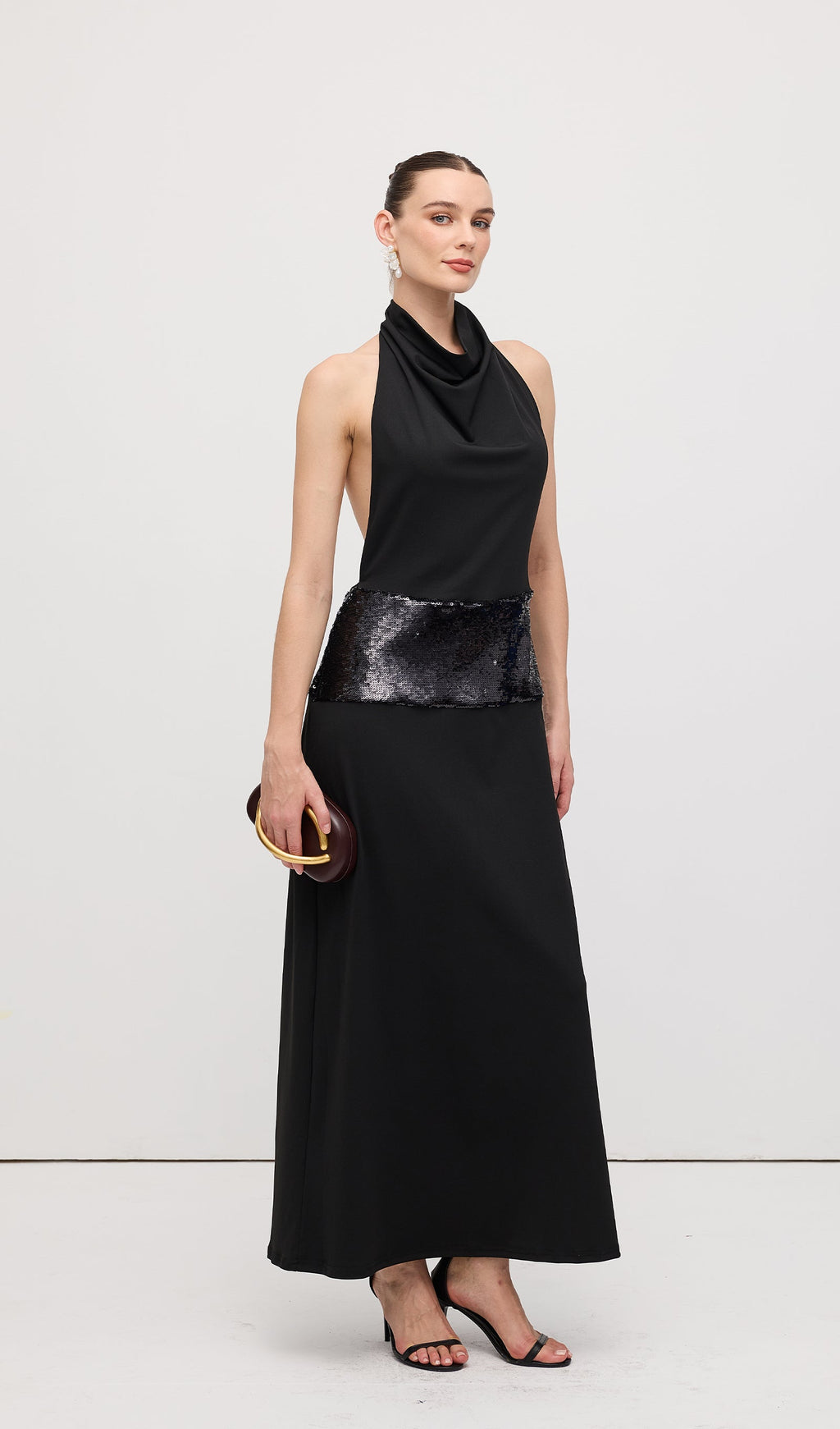 Drapeli Kapüşonlu Yaka Açık Sırtlı Uzun Elbise