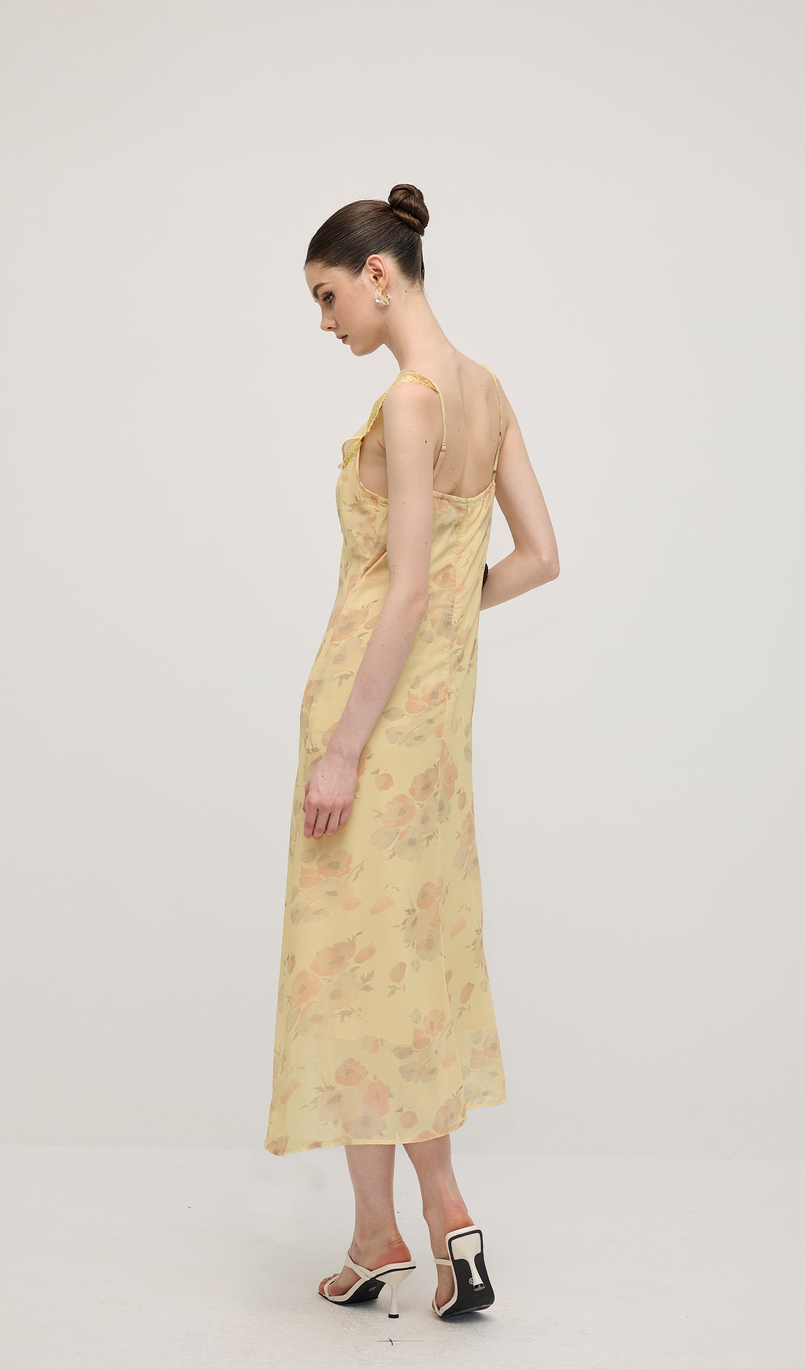 Çiçek Desenli V Yaka Yırtmaçlı Midi Elbise