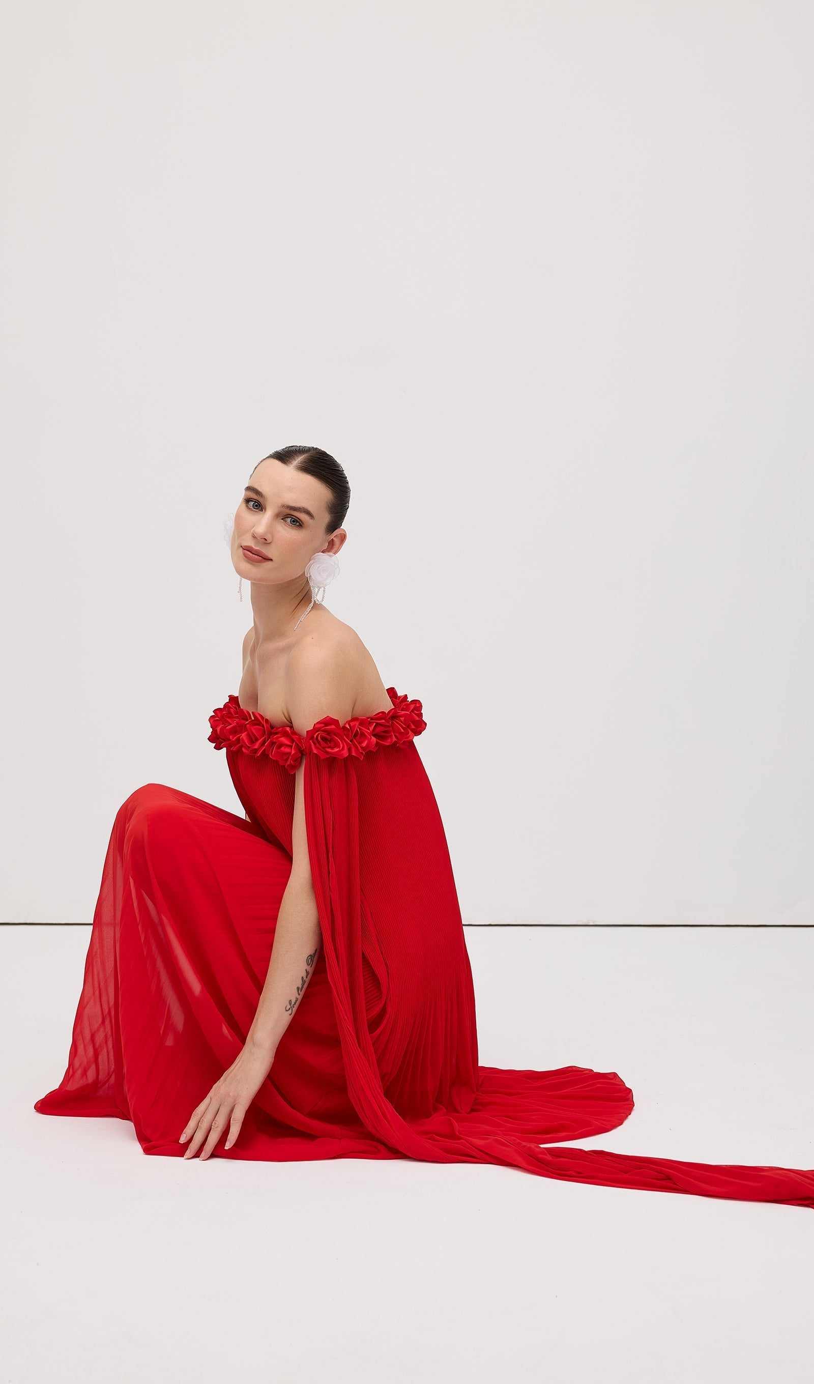 Omuz Açık Drapeli Uzun Elbise