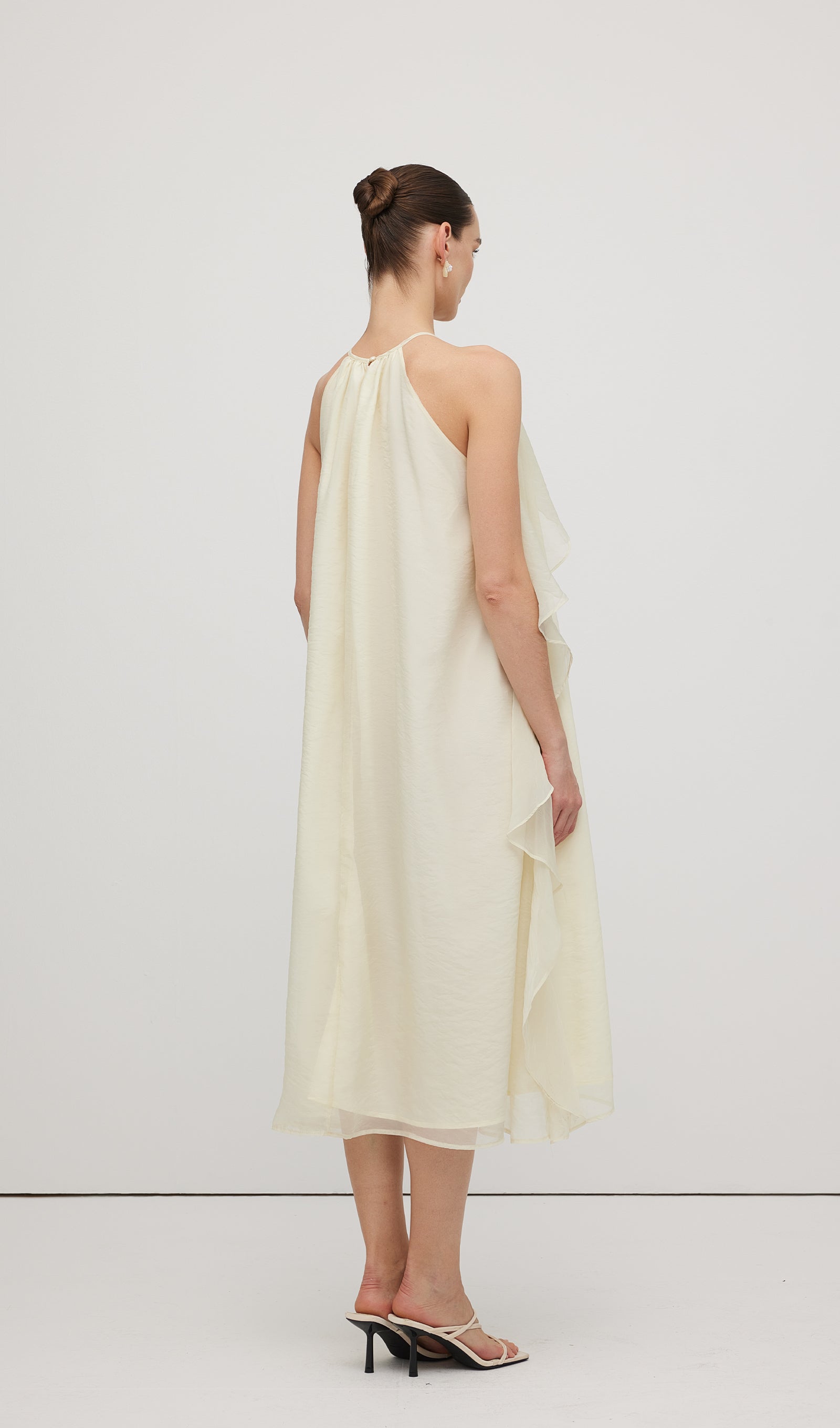 Halter Yaka Gül Detaylı Volanlı Midi Elbise