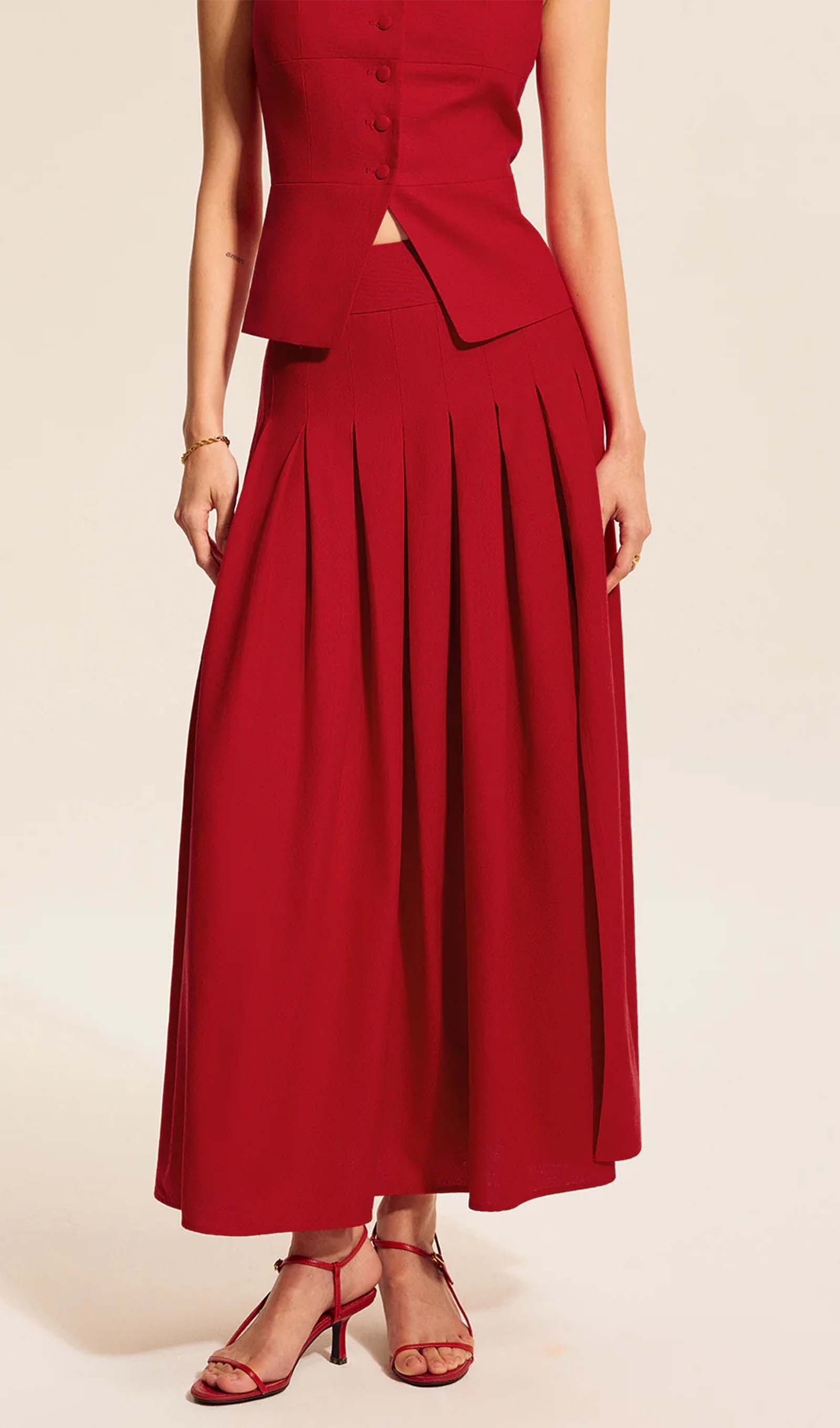 Kare Yaka Yelek Üst Ve Pileli Yırtmaçlı Etek Takımı