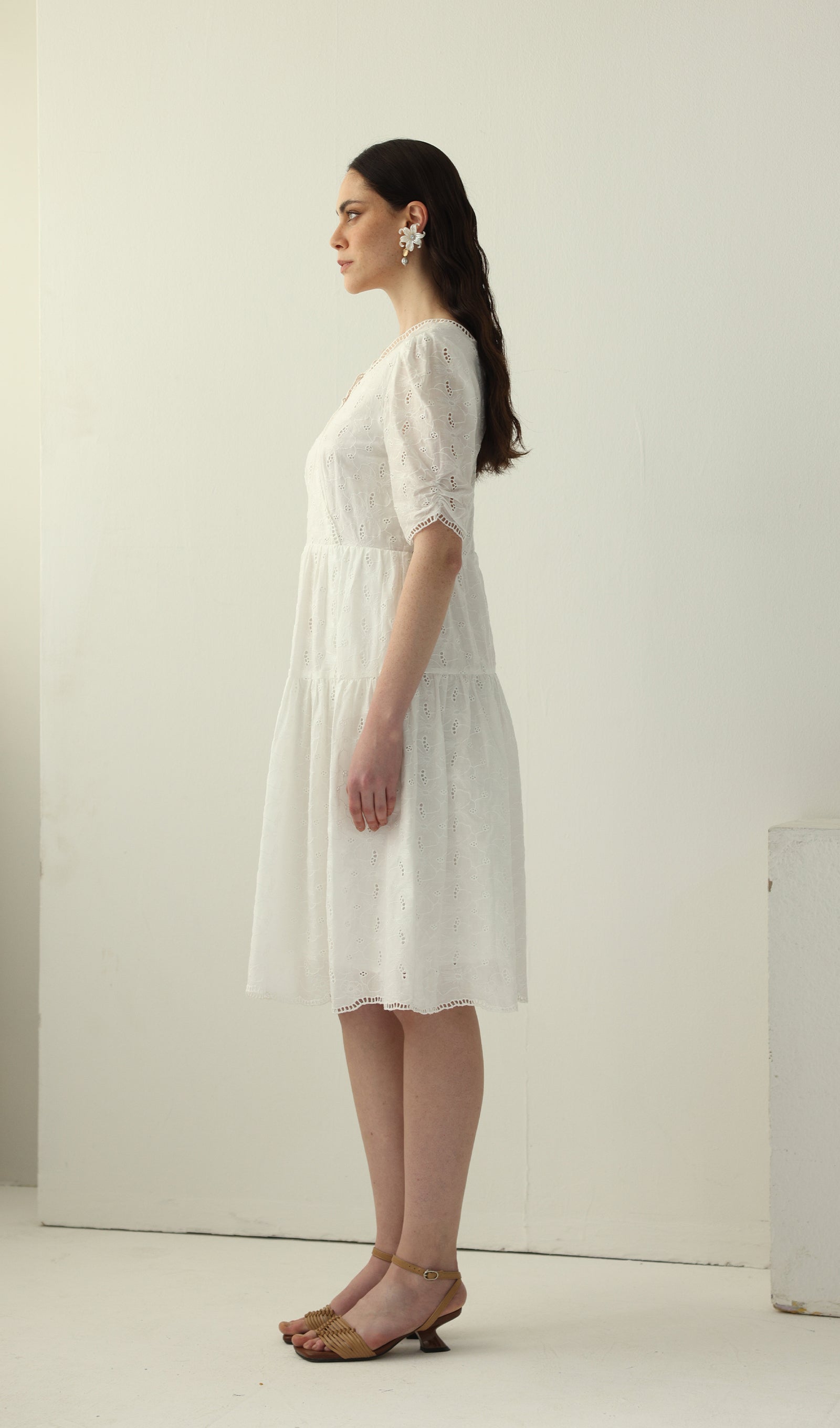 Beyaz V Yaka Midi Elbise