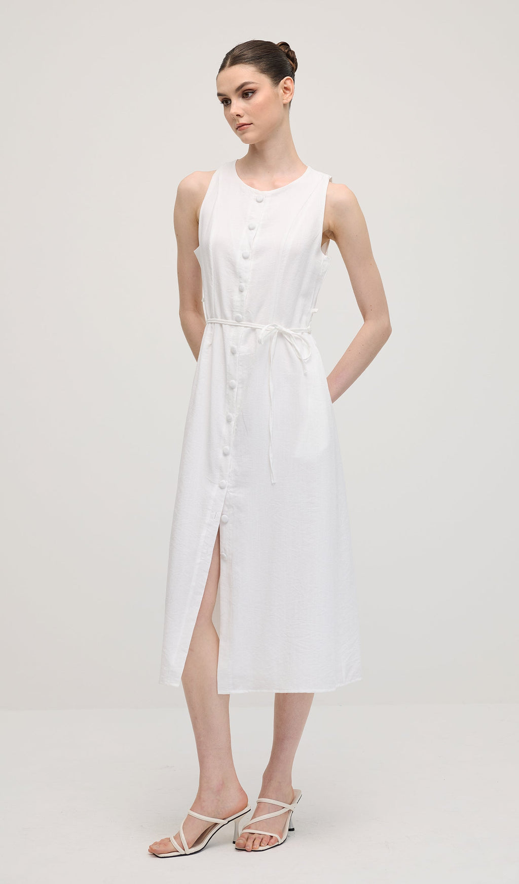 Beyaz Renkli Düğmeli Yelekli Midi Elbise