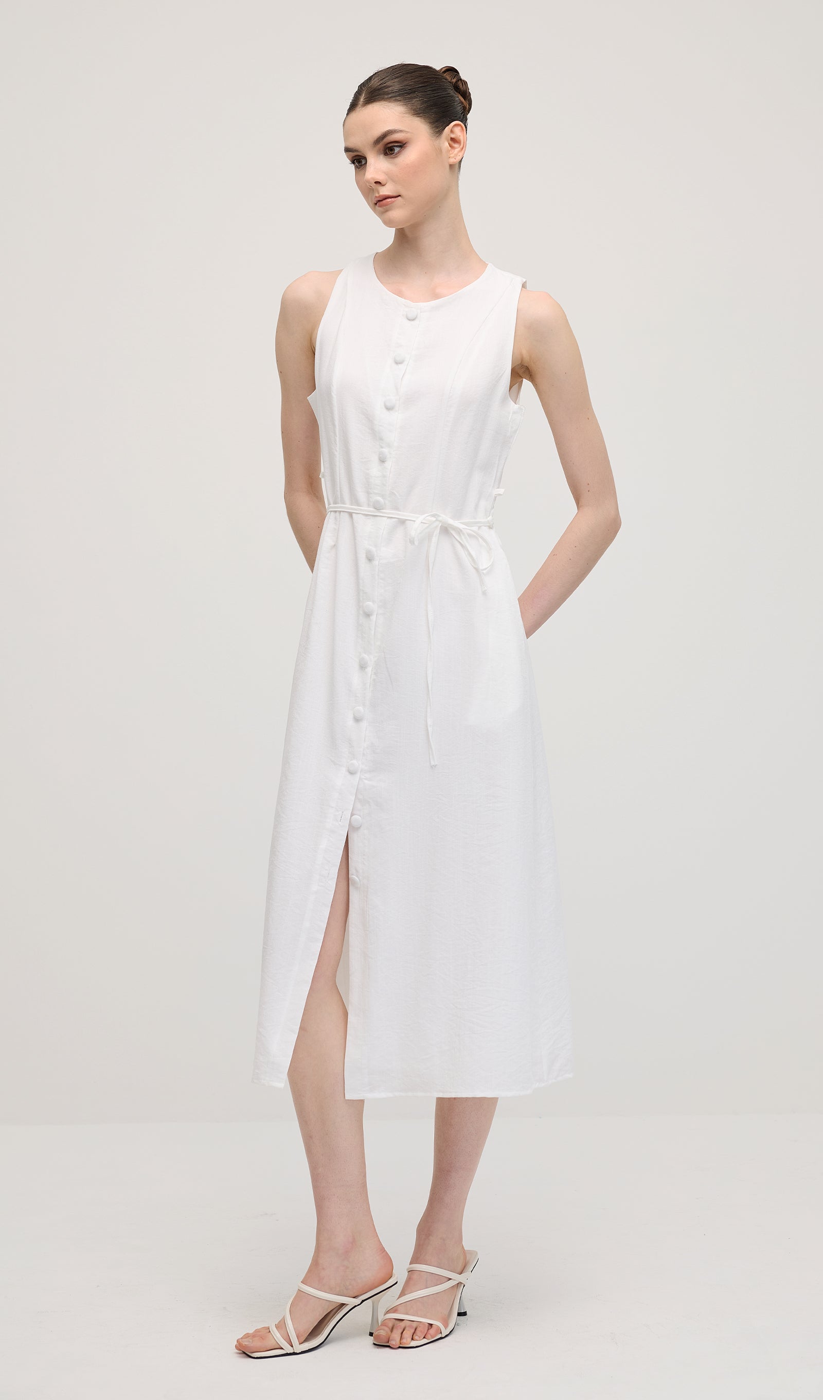 Beyaz Renkli Düğmeli Yelekli Midi Elbise