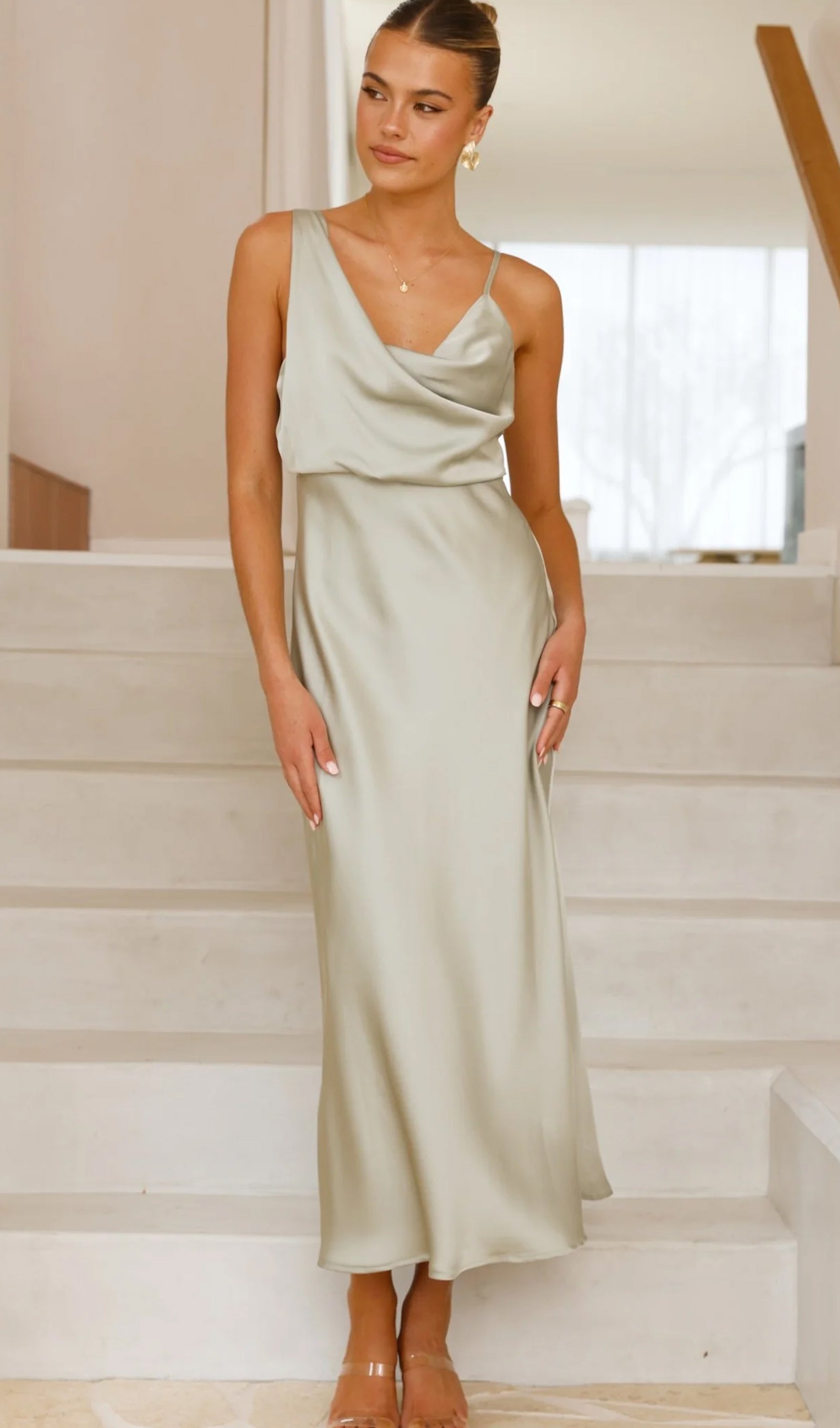 Açık Yeşil Asimetrik Kolsuz Saten Uzun Elbise