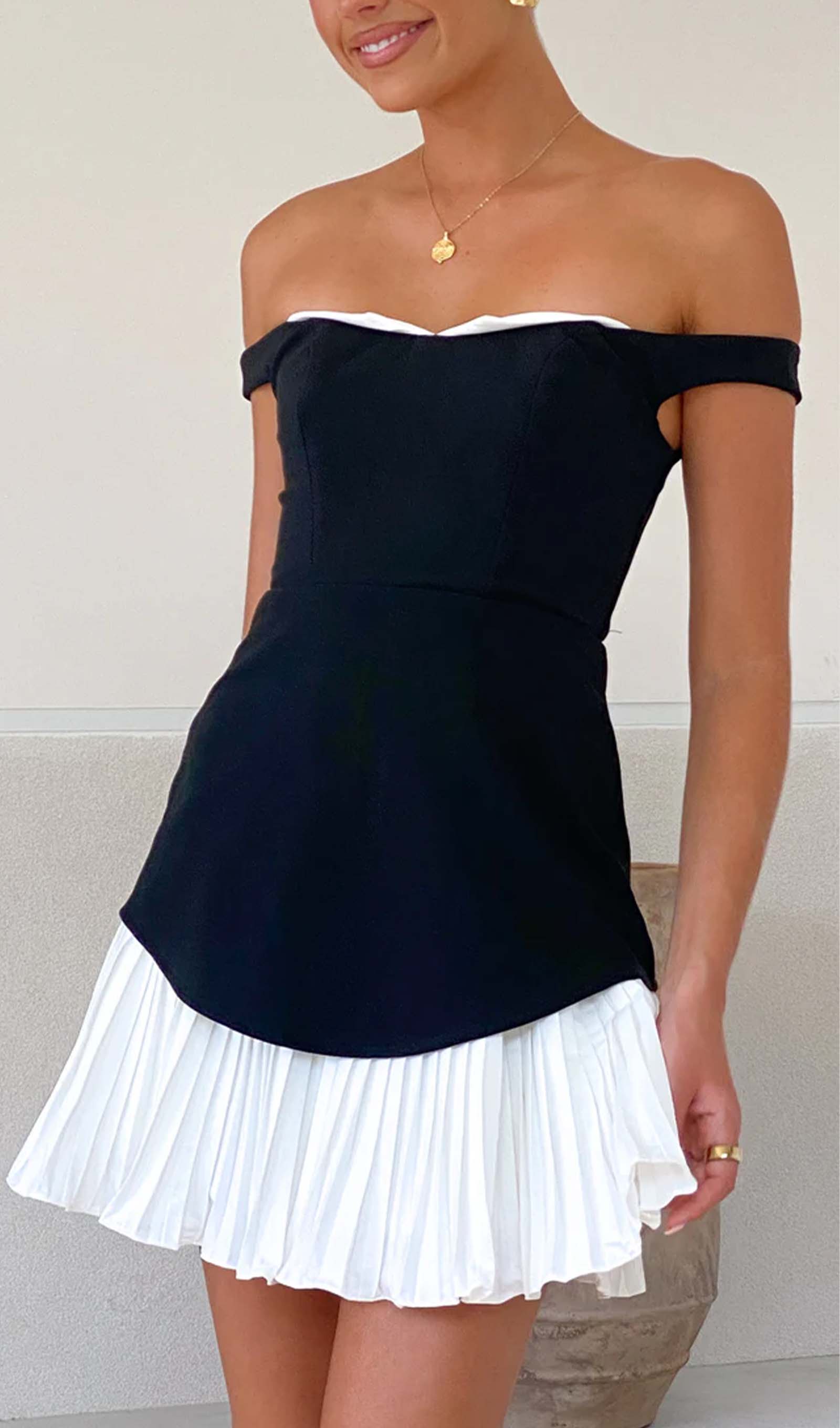 Omuz Açık Mini Elbise