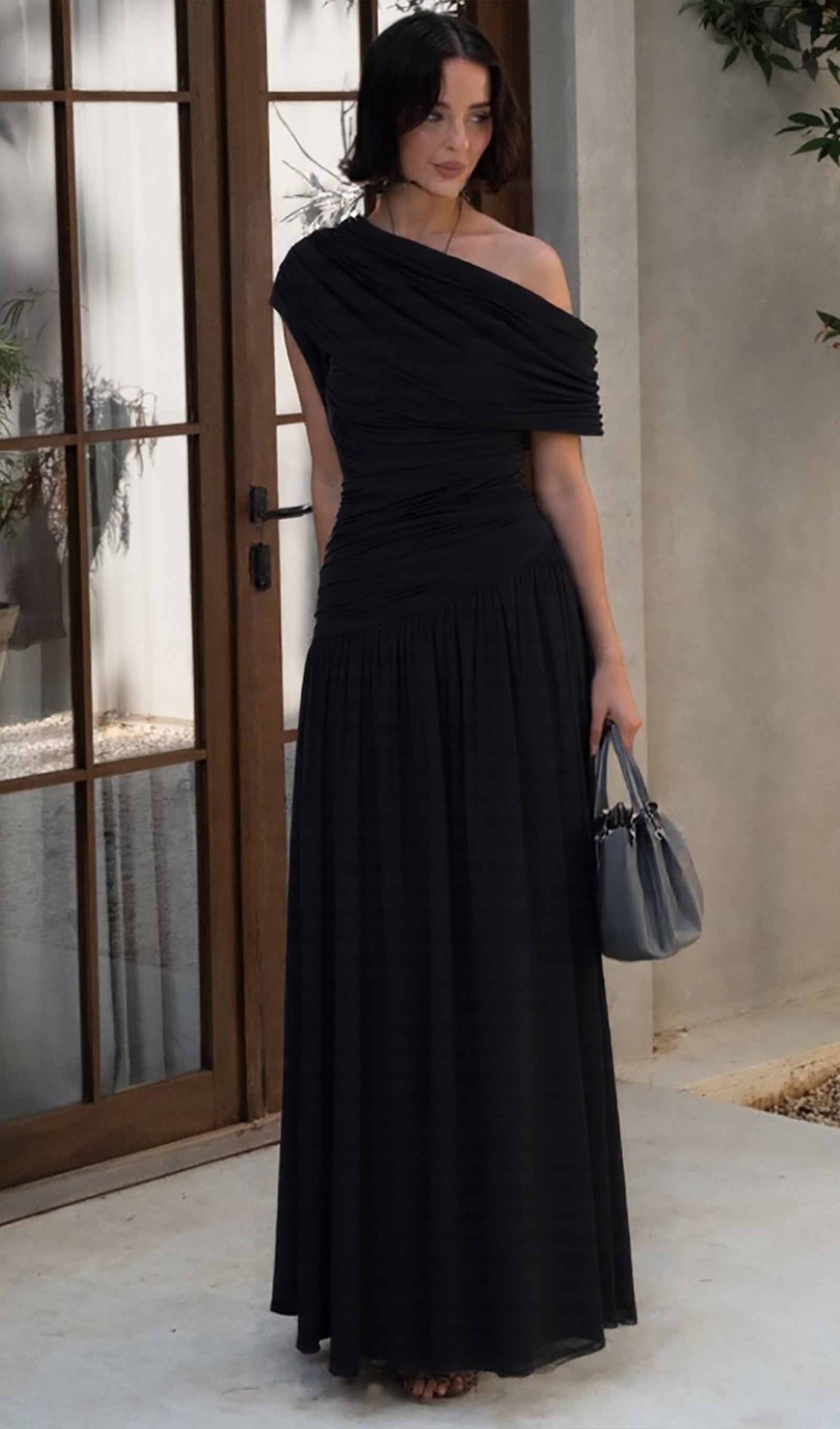 Siyah Omuz Açık Pileli Uzun Elbise