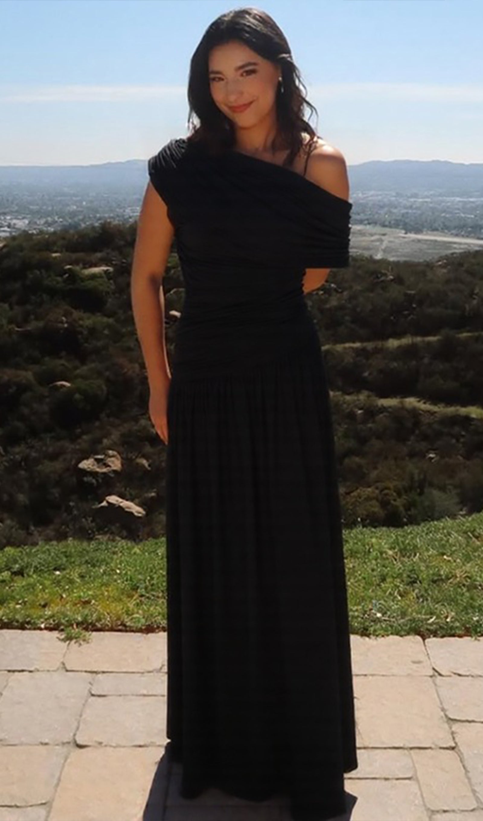 Siyah Omuz Açık Pileli Uzun Elbise