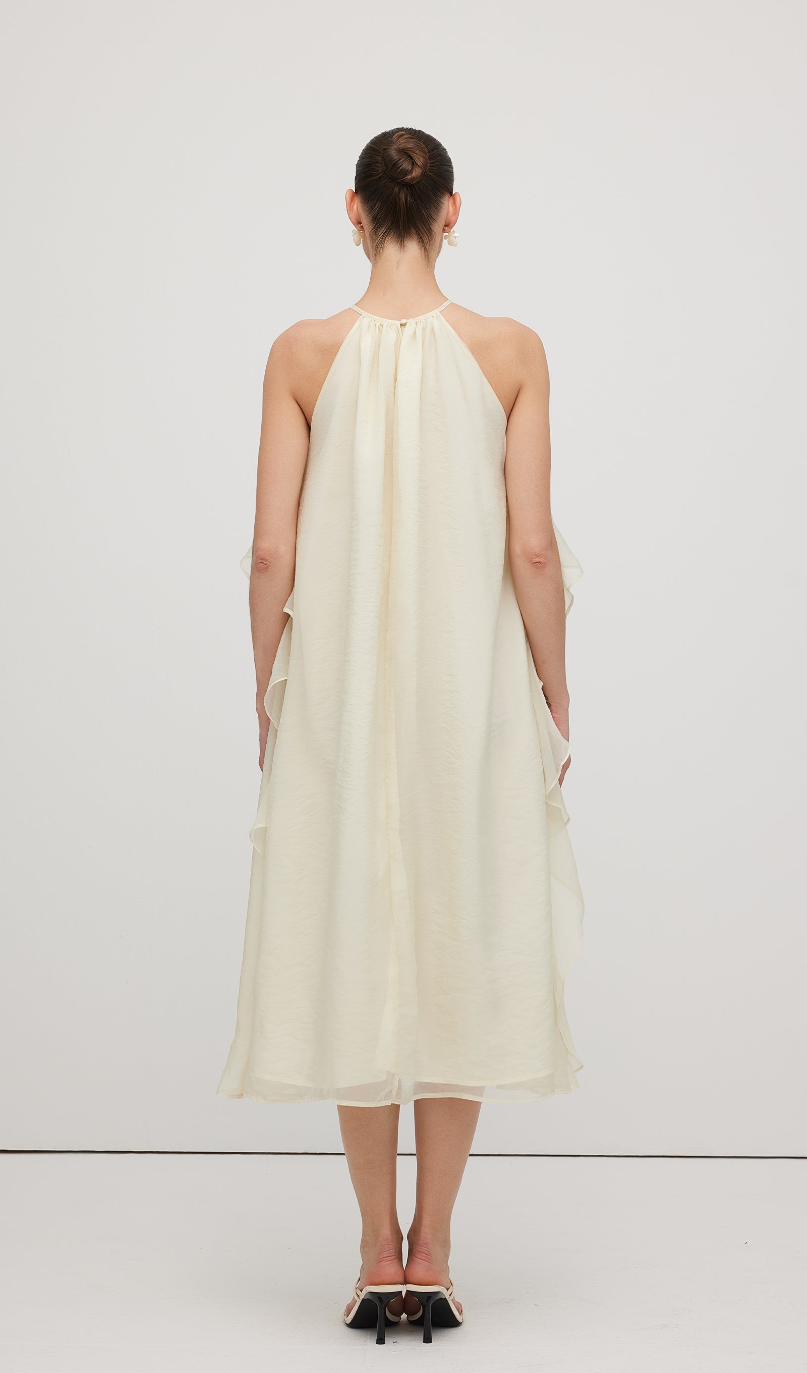 Halter Yaka Gül Detaylı Volanlı Midi Elbise