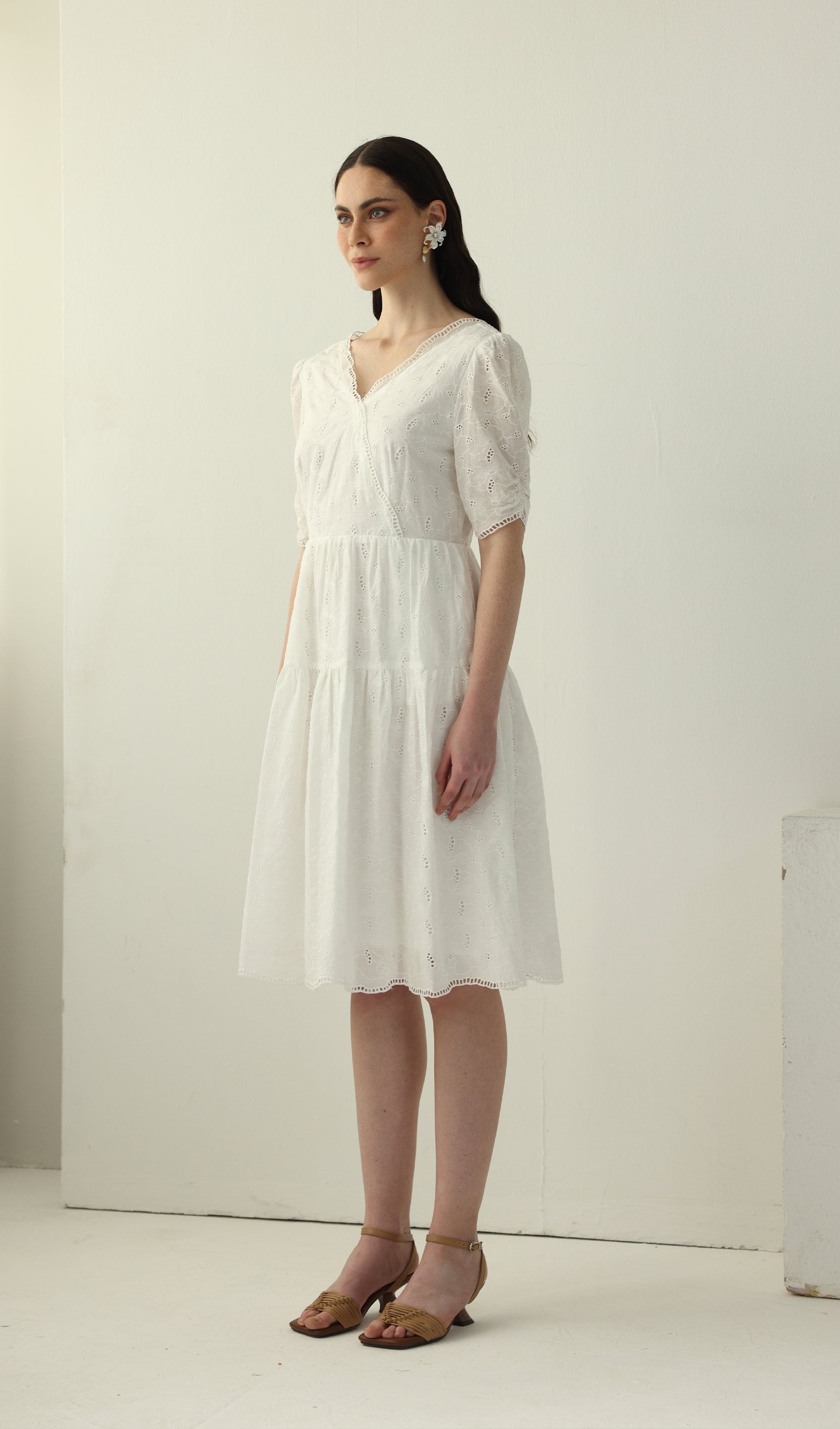 Beyaz V Yaka Midi Elbise