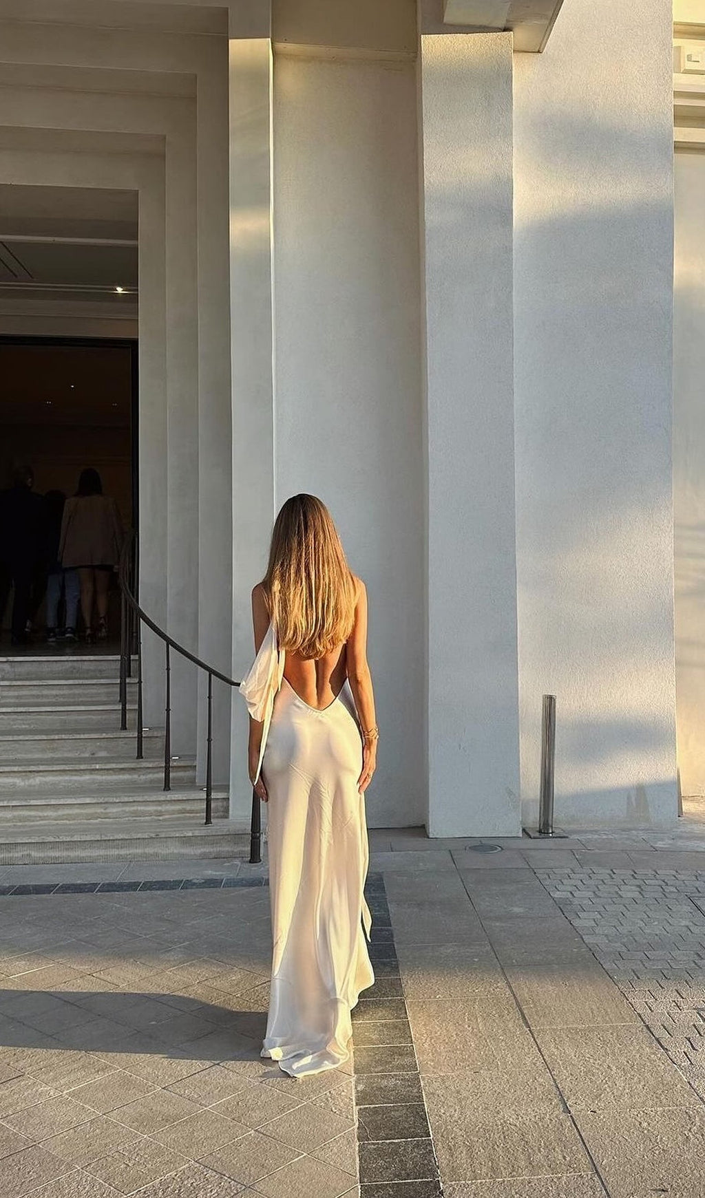 Kolsuz Saten Drapeli Uzun Elbise