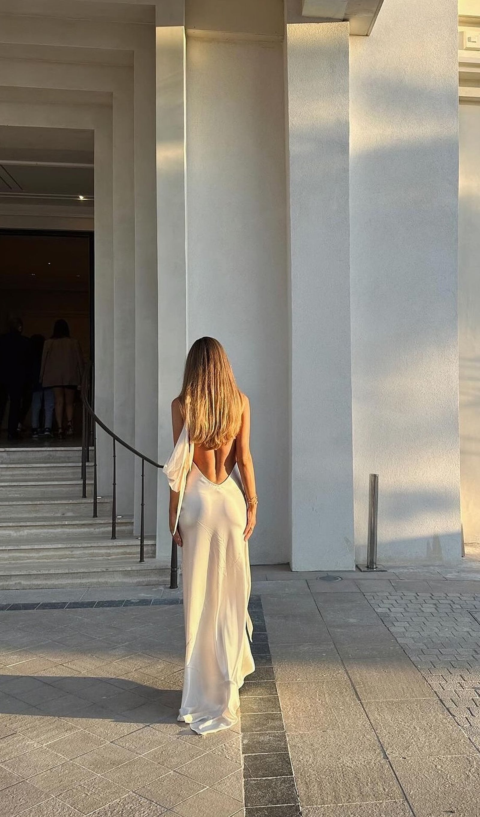 Kolsuz Saten Drapeli Uzun Elbise