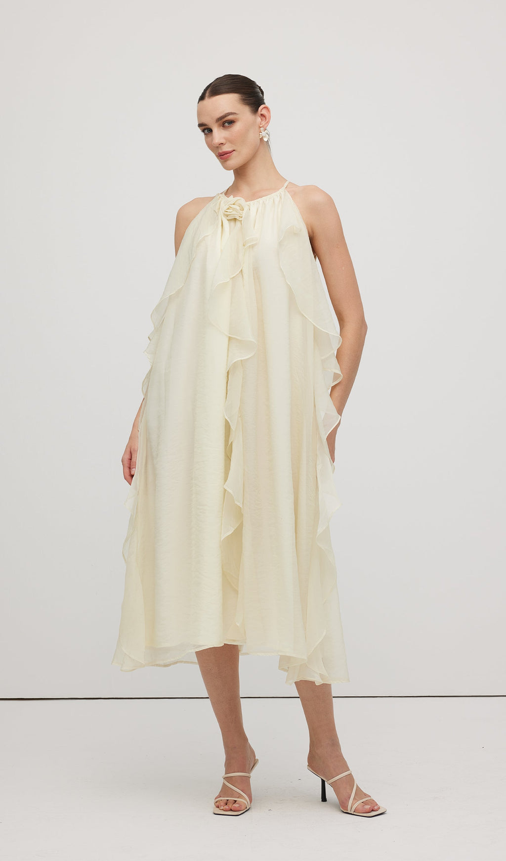 Halter Yaka Gül Detaylı Volanlı Midi Elbise