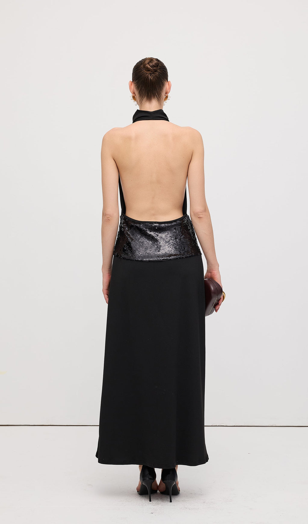 Drapeli Kapüşonlu Yaka Açık Sırtlı Uzun Elbise