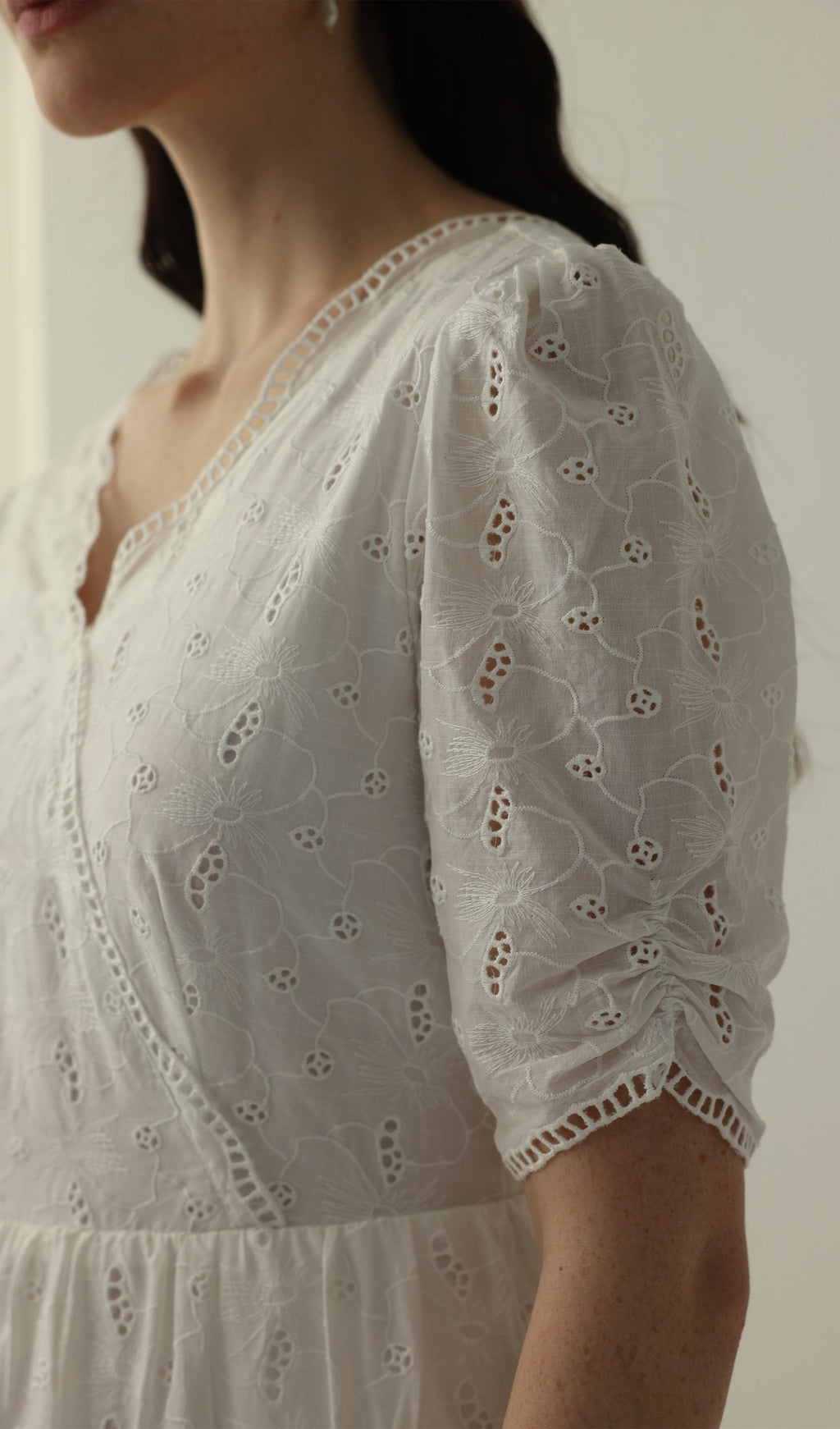 Beyaz V Yaka Midi Elbise