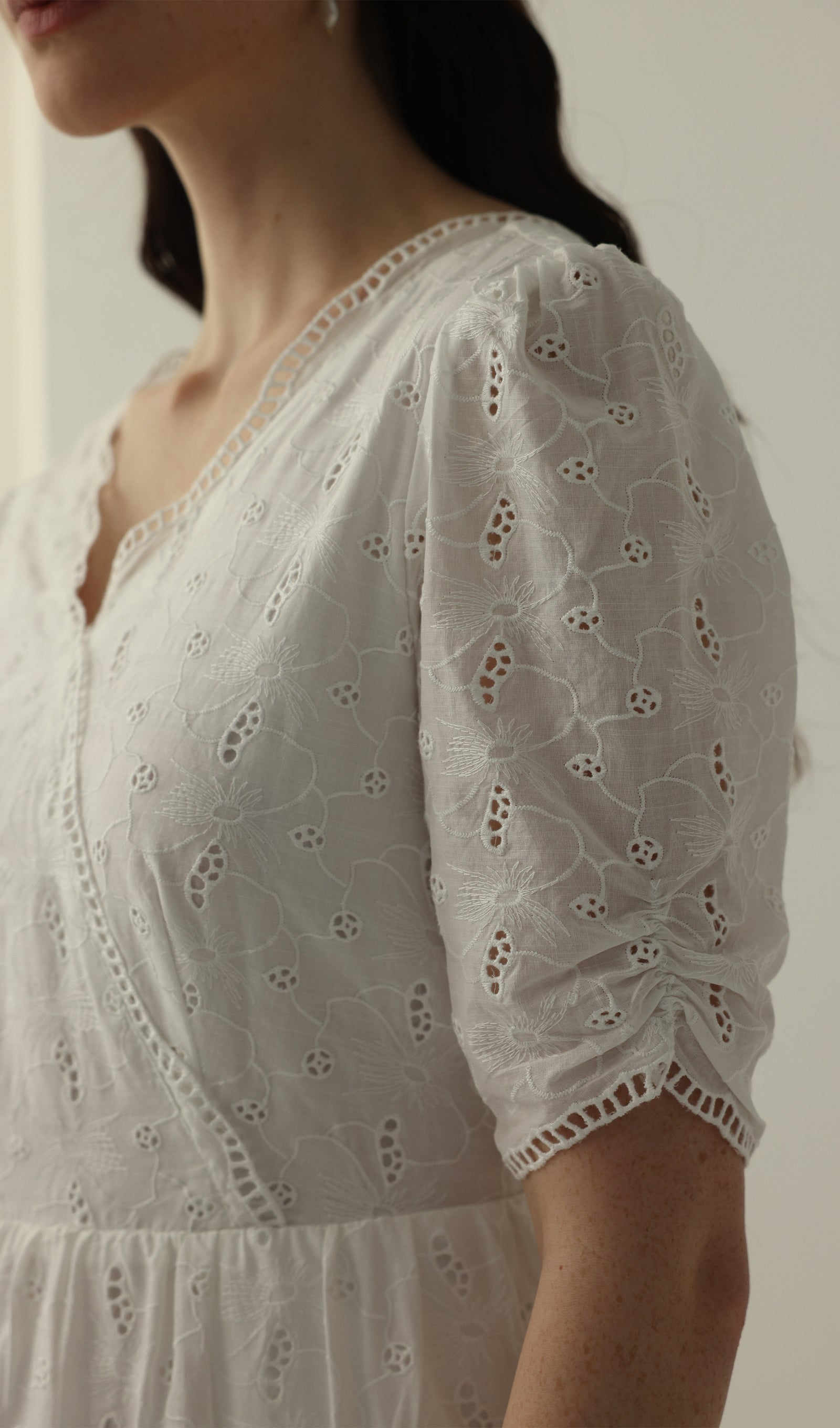 Beyaz V Yaka Midi Elbise