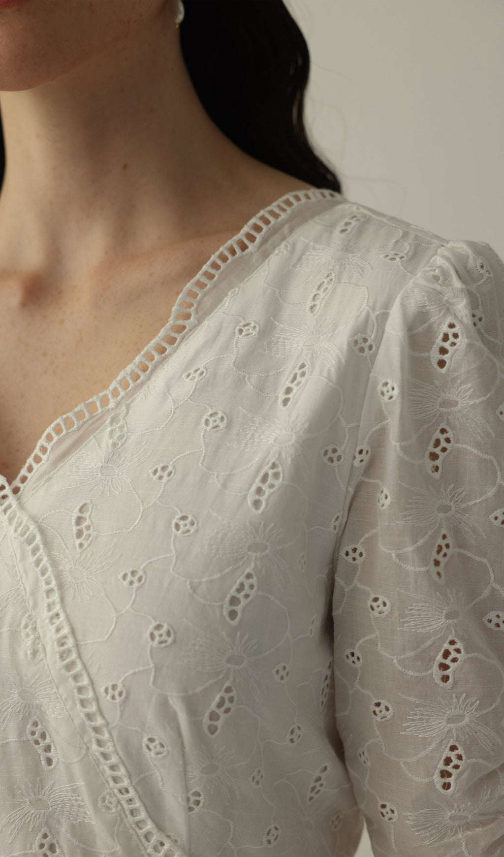 Beyaz V Yaka Midi Elbise