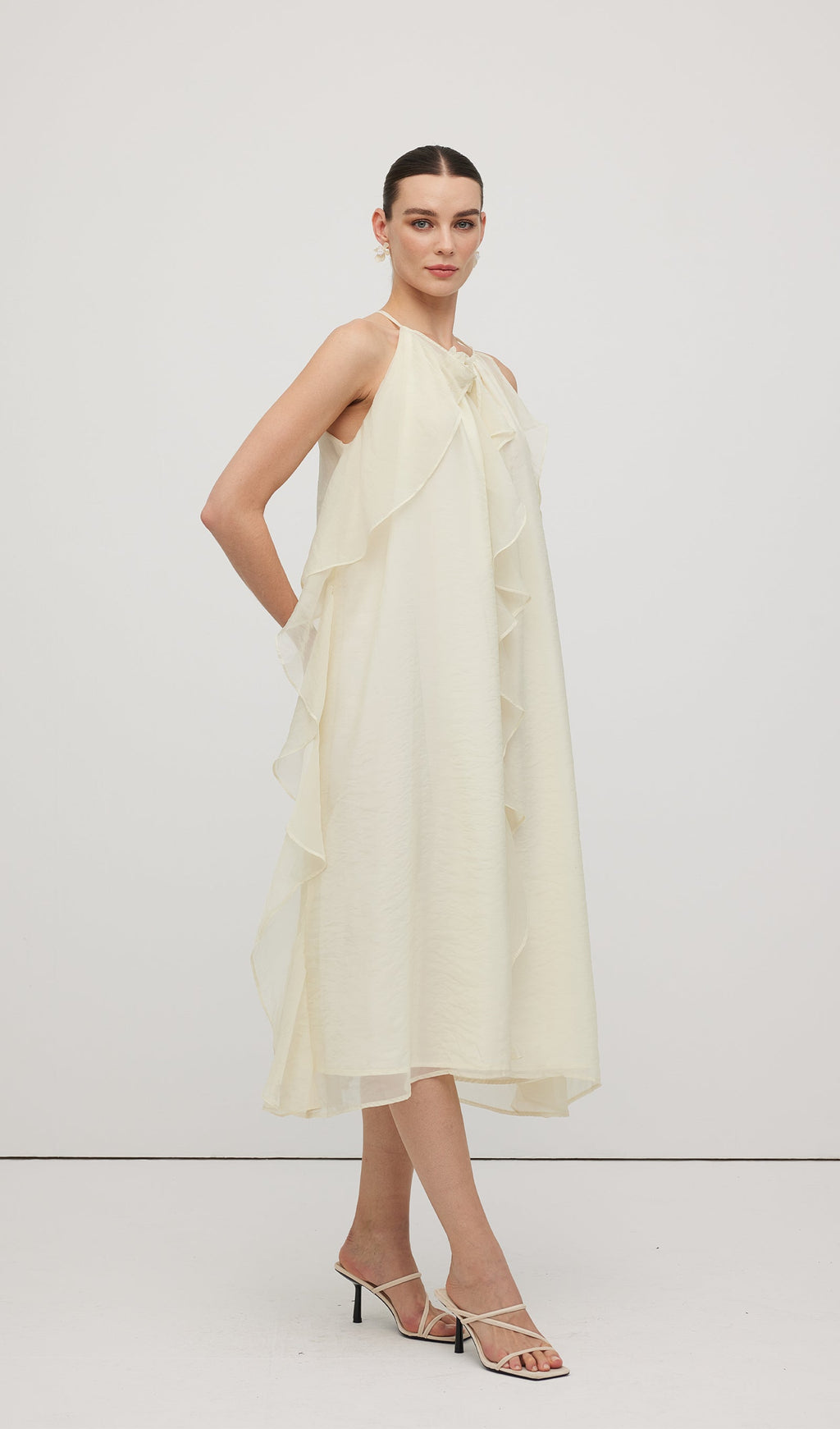 Halter Yaka Gül Detaylı Volanlı Midi Elbise