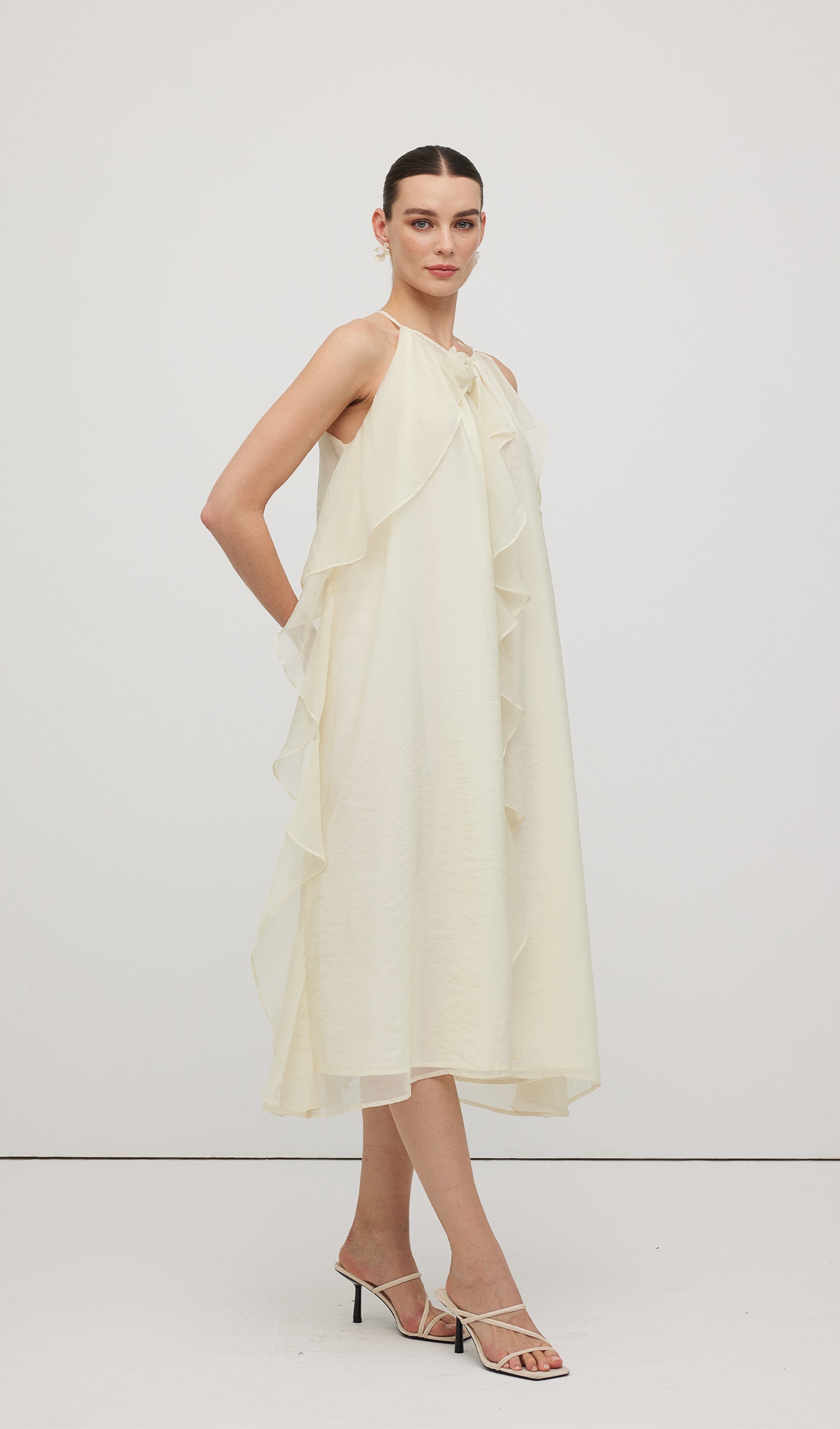 Halter Yaka Gül Detaylı Volanlı Midi Elbise