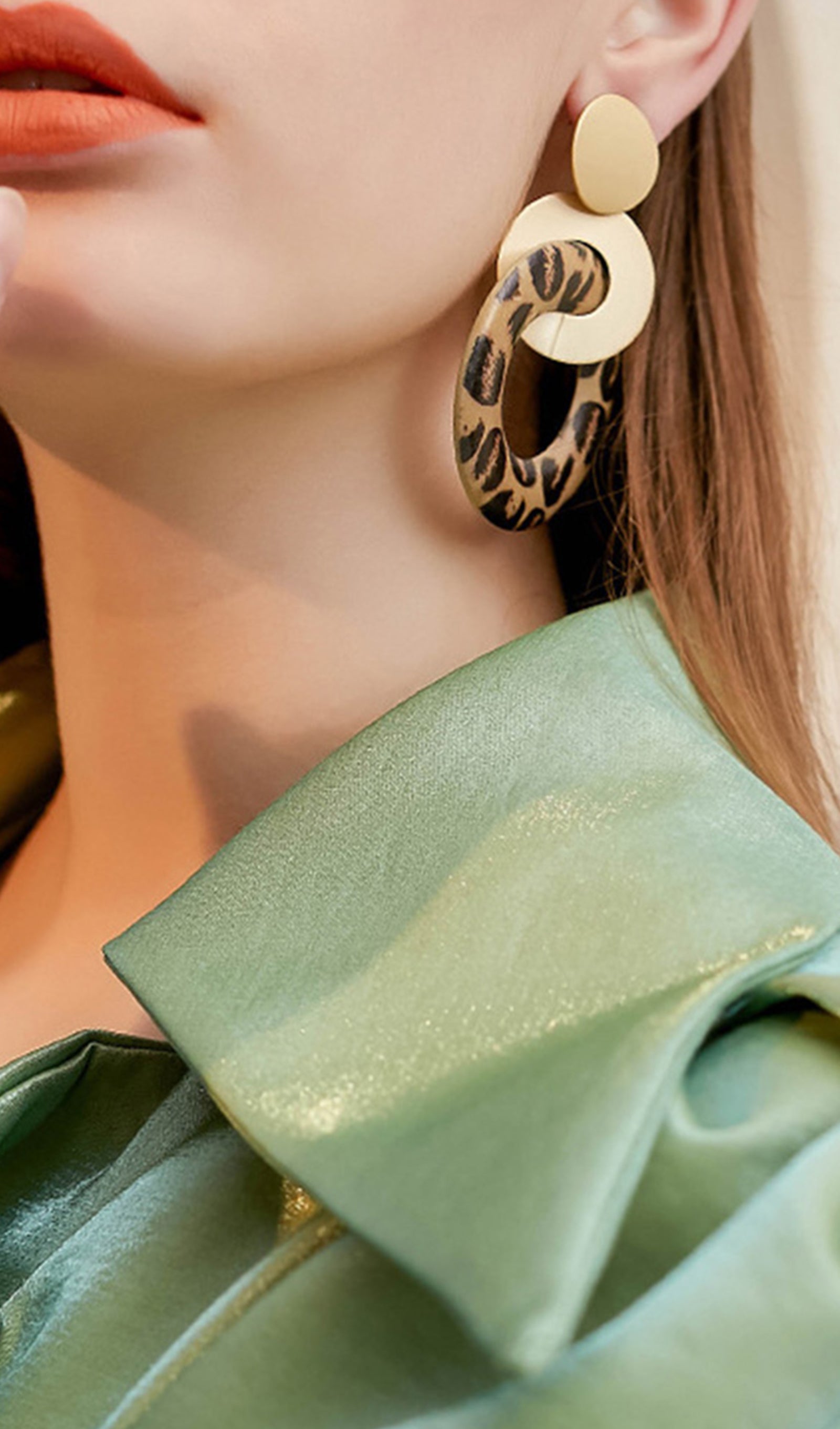 Leopar Sarkan Damla Halka Küpeler