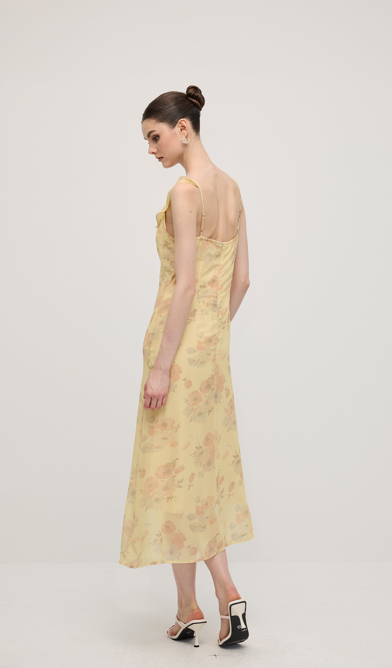 Çiçek Desenli V Yaka Yırtmaçlı Midi Elbise