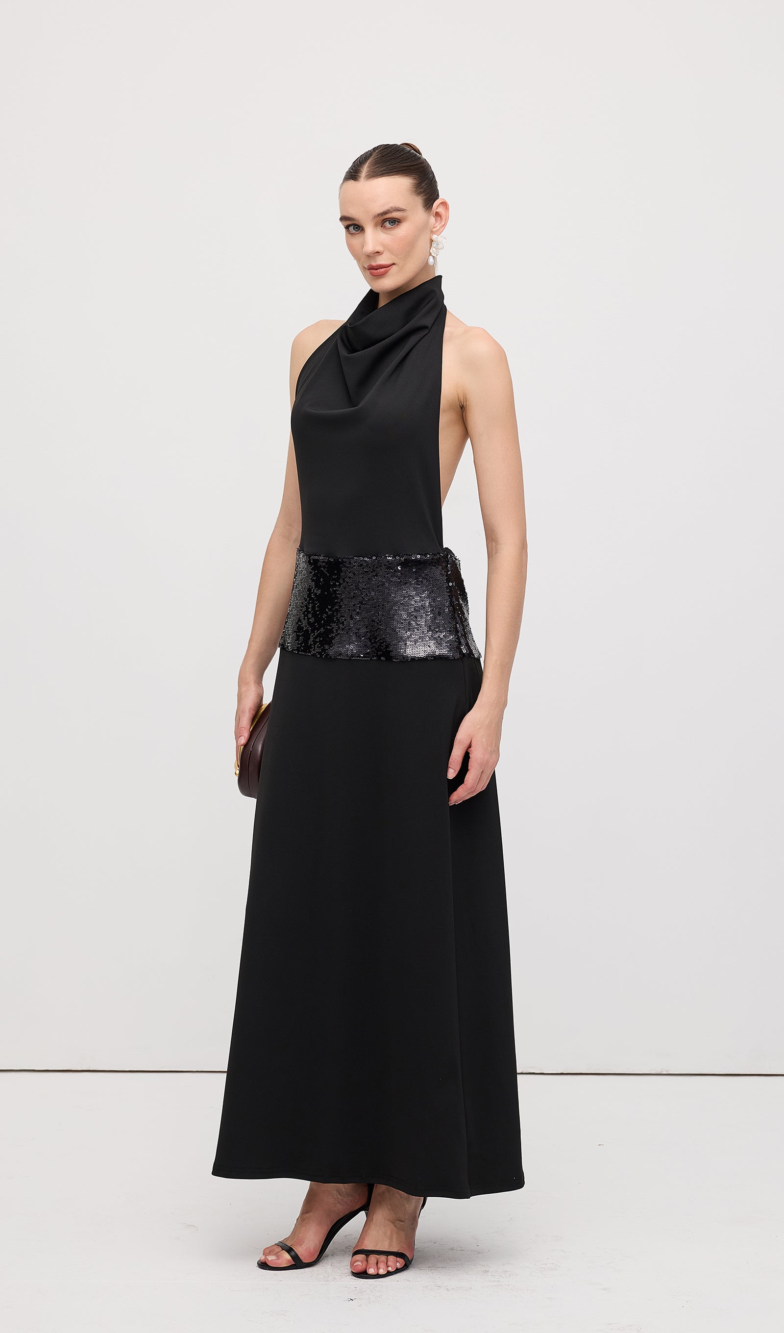 Drapeli Kapüşonlu Yaka Açık Sırtlı Uzun Elbise