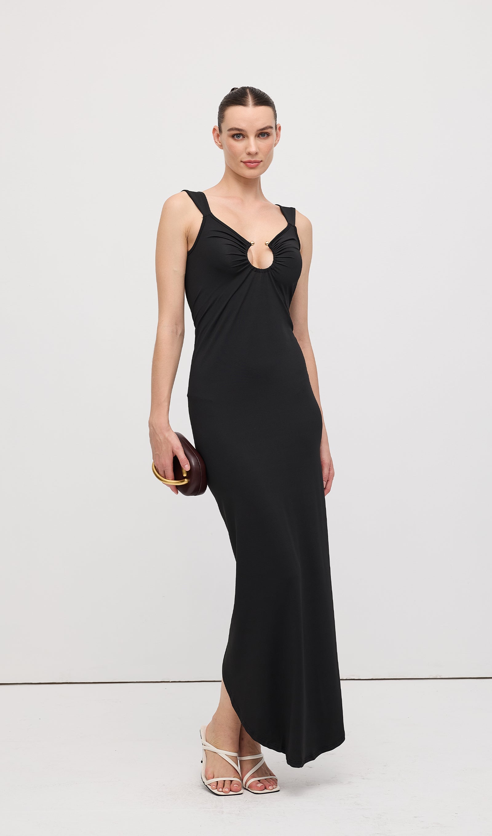 Düz Vücuda Oturan Uzun Elbise