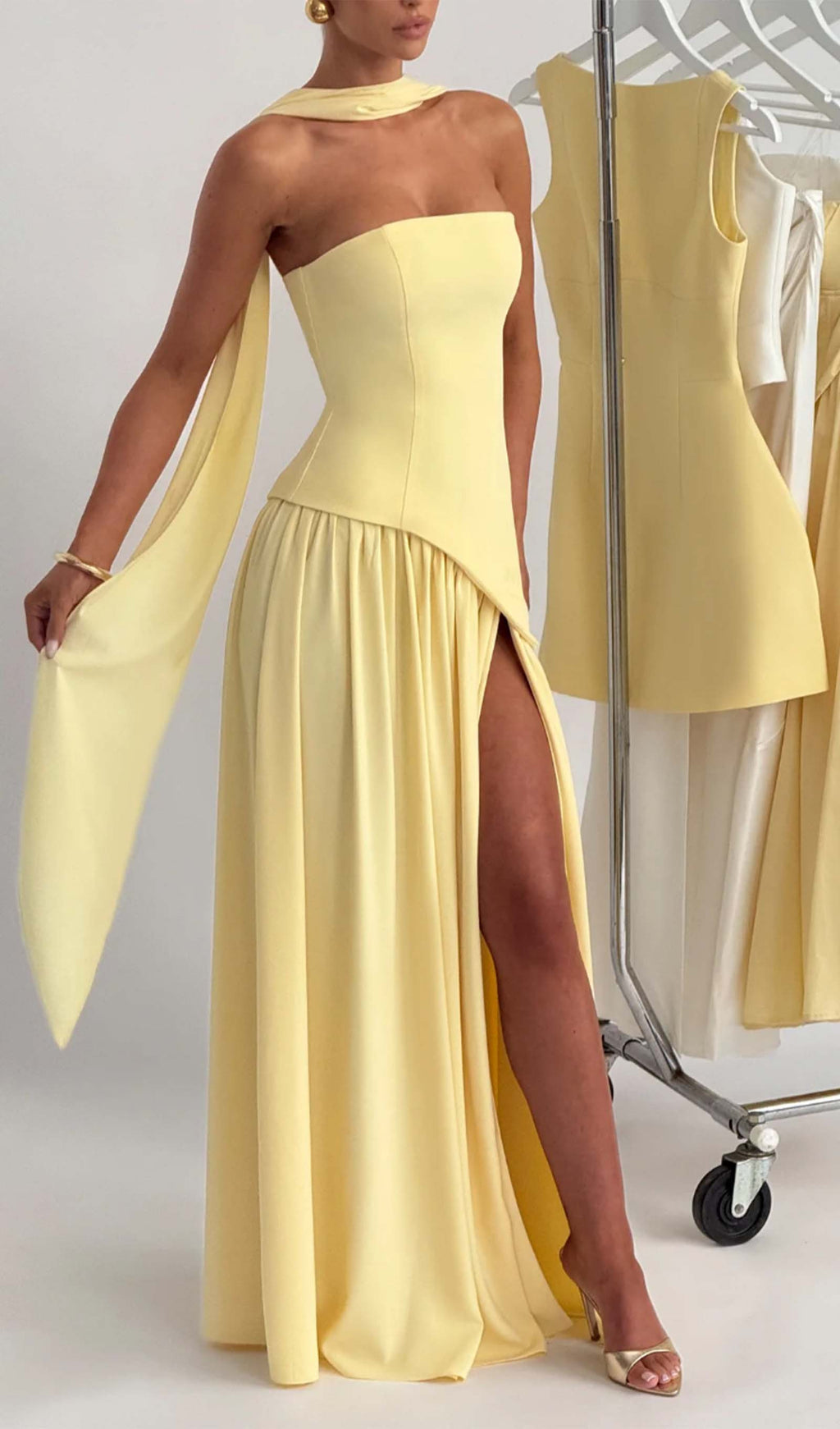 Yara İzi Bulunan Kontrast Renkli Yırtmaçlı Uzun Elbise