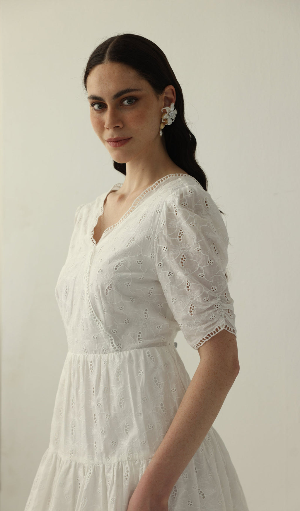 Beyaz V Yaka Midi Elbise