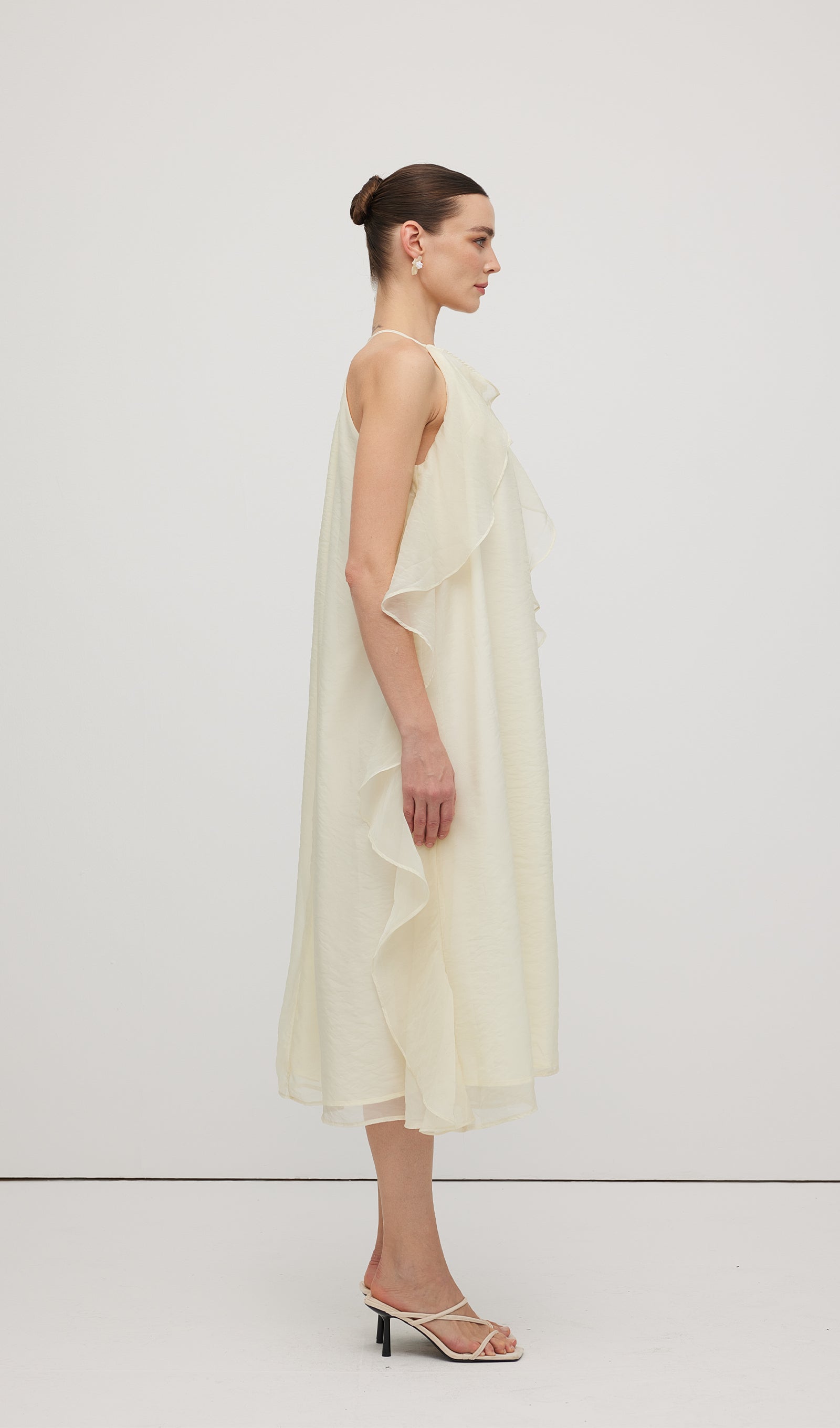 Halter Yaka Gül Detaylı Volanlı Midi Elbise