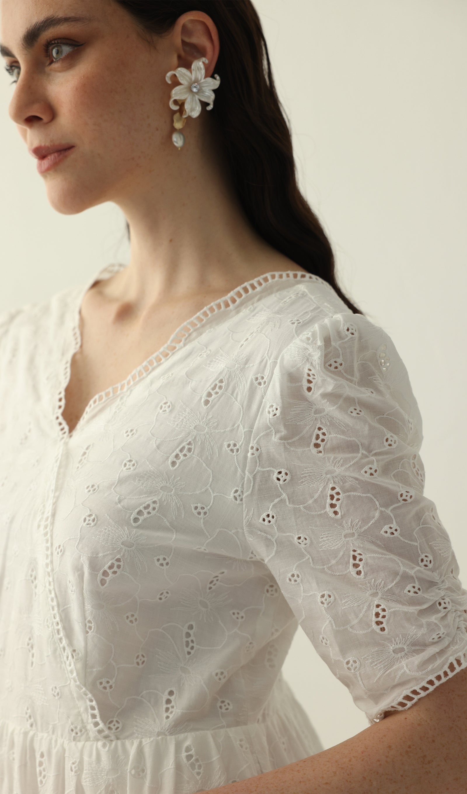 Beyaz V Yaka Midi Elbise