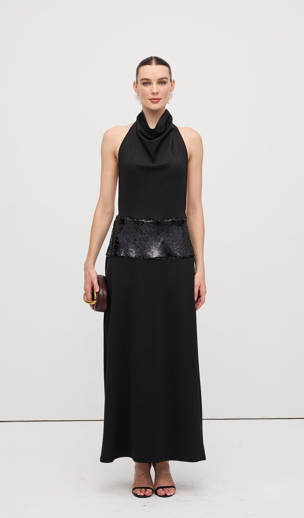 Drapeli Kapüşonlu Yaka Açık Sırtlı Uzun Elbise