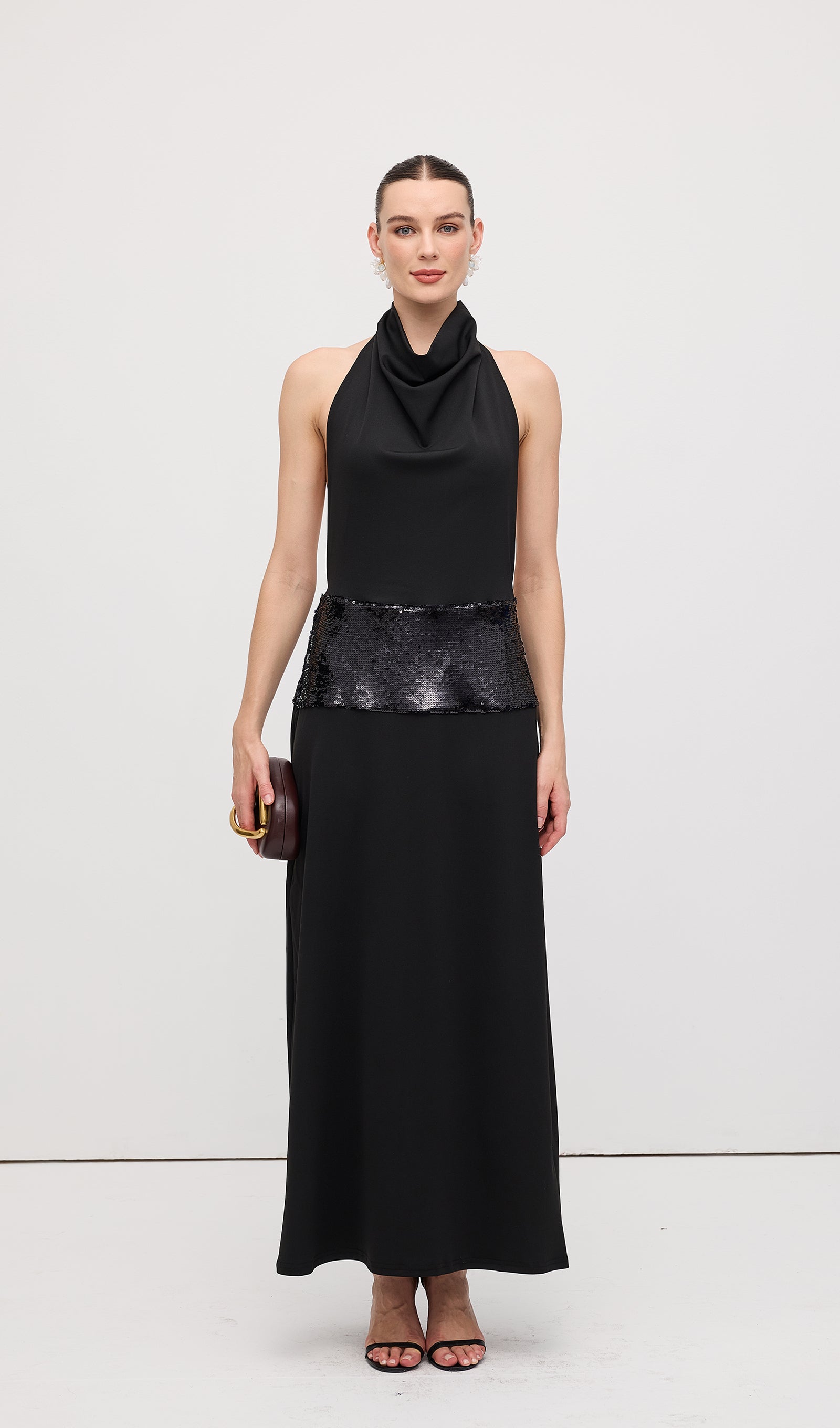 Drapeli Kapüşonlu Yaka Açık Sırtlı Uzun Elbise