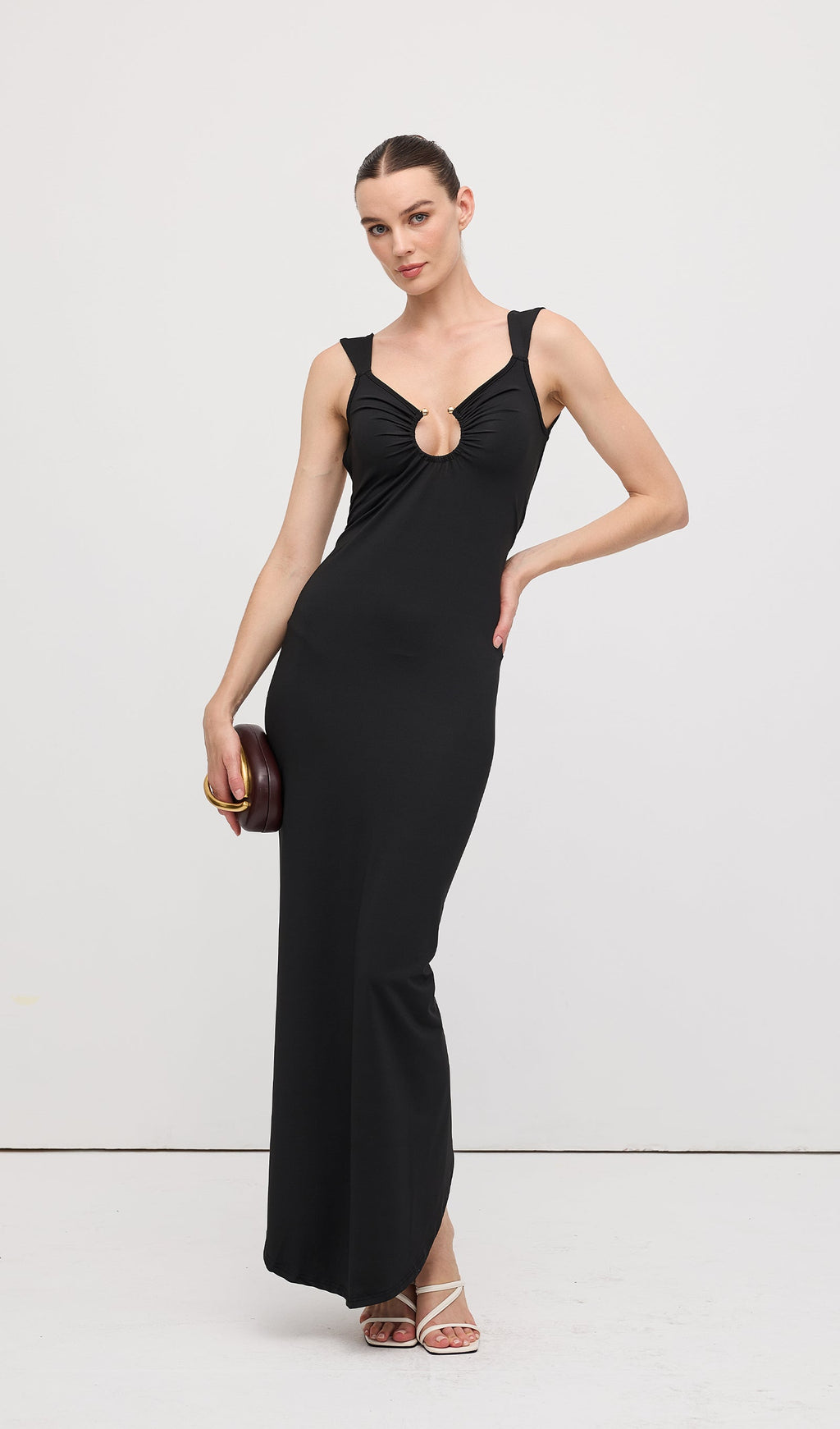 Düz Vücuda Oturan Uzun Elbise