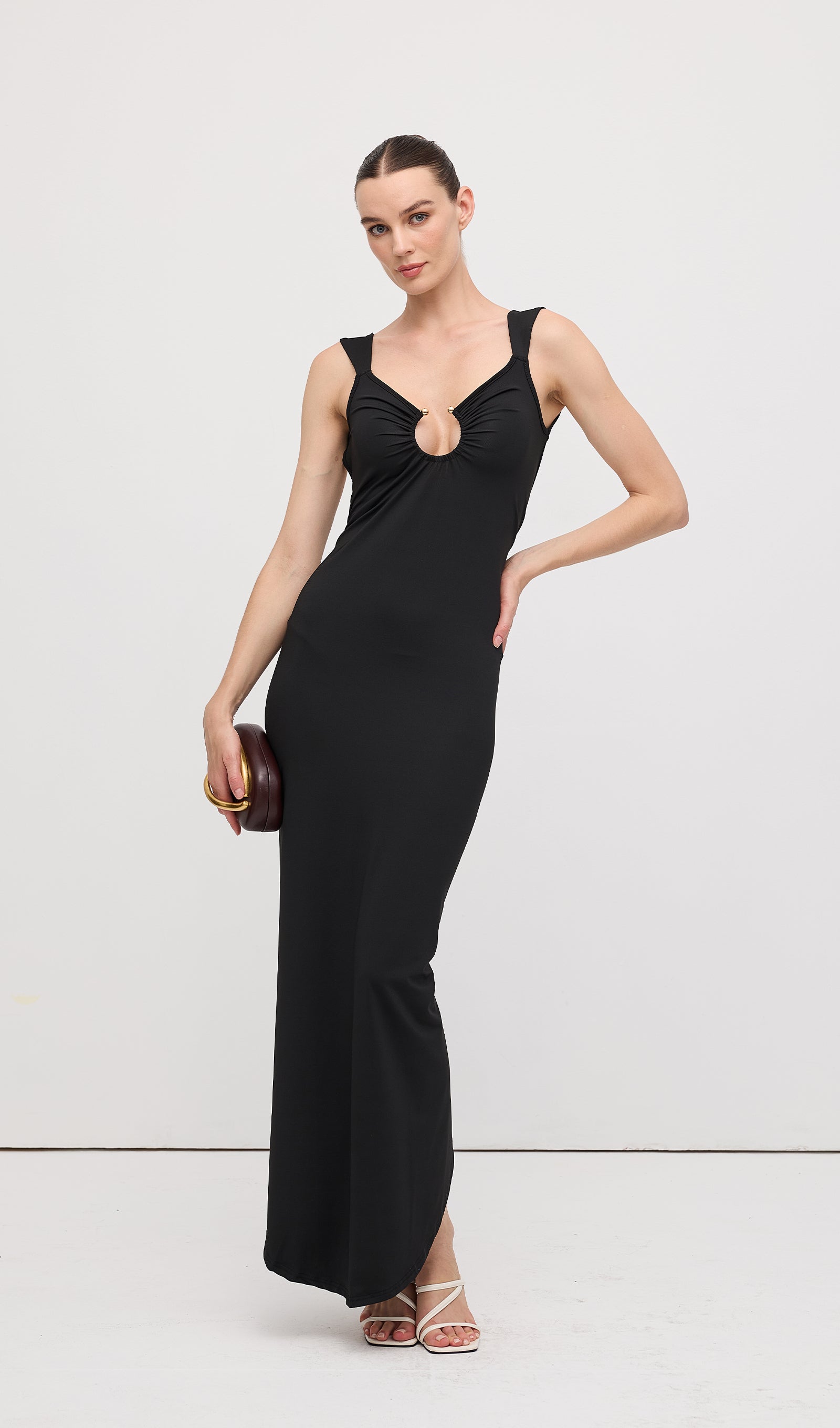 Düz Vücuda Oturan Uzun Elbise