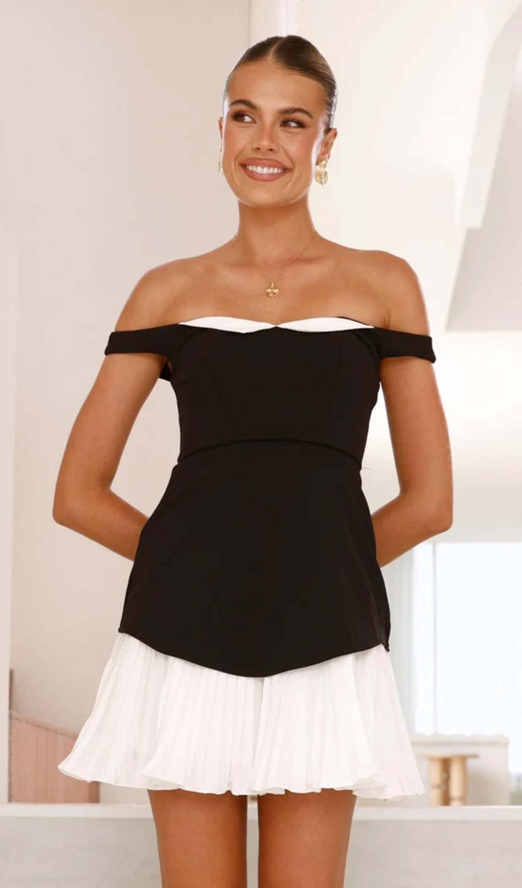 Omuz Açık Mini Elbise