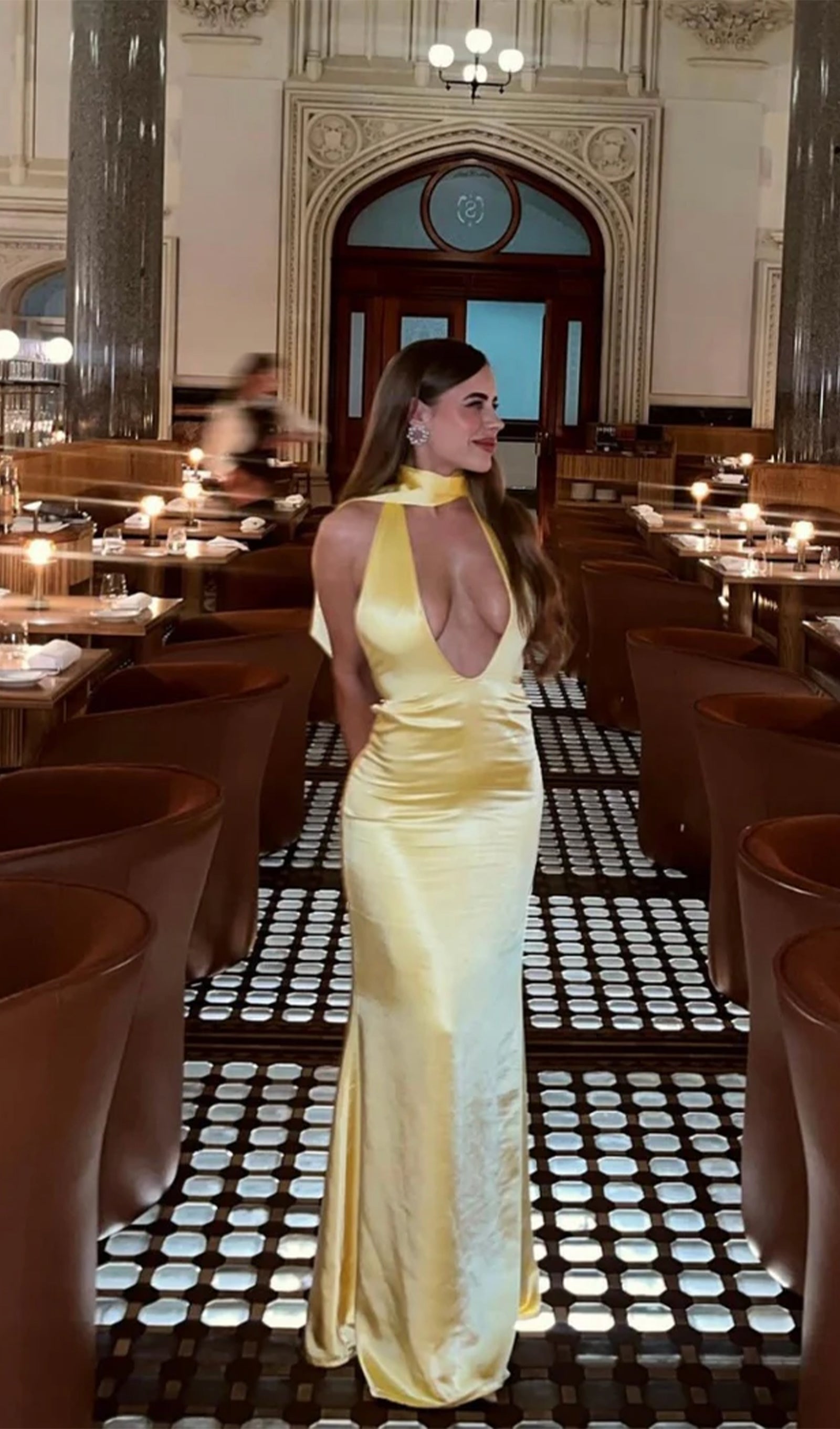 Derin V Yaka Saten Uzun Elbise