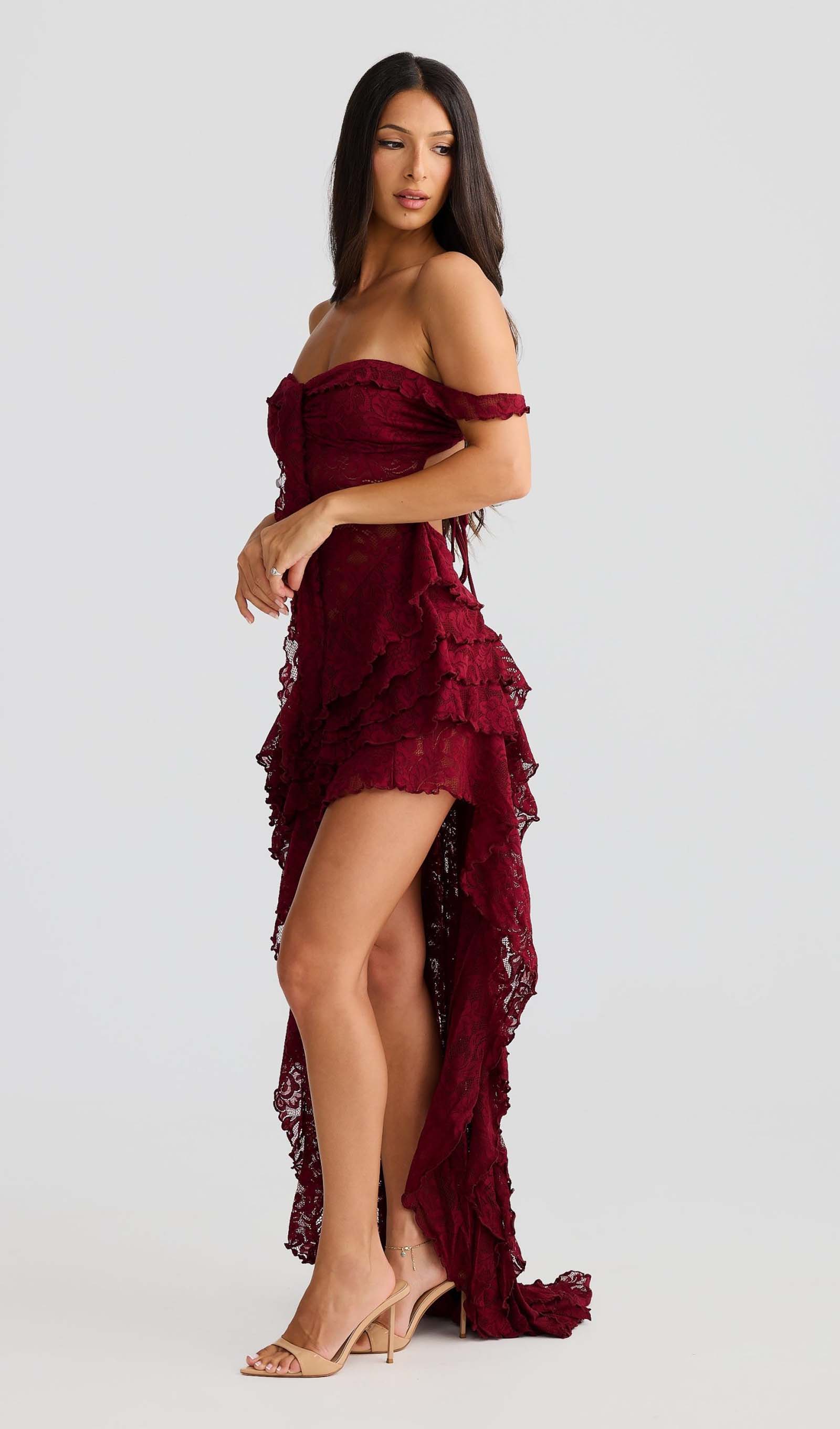 Asimetri Etek Ucu Dantelli Fırfırlı Elbise