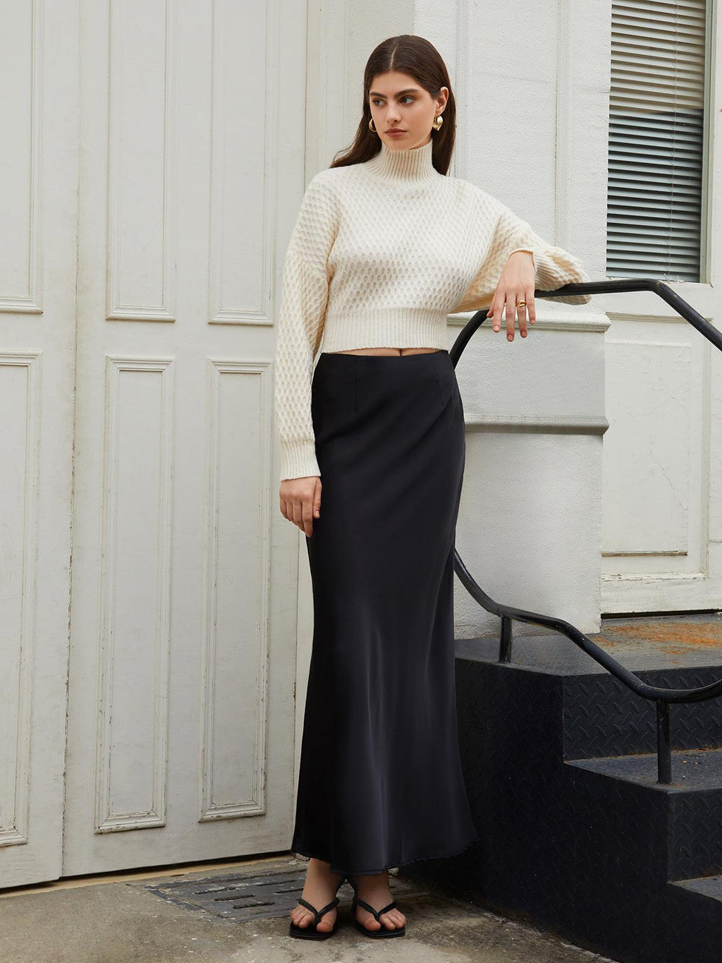 Zarif Dokulu Sırt Detaylı Kazak