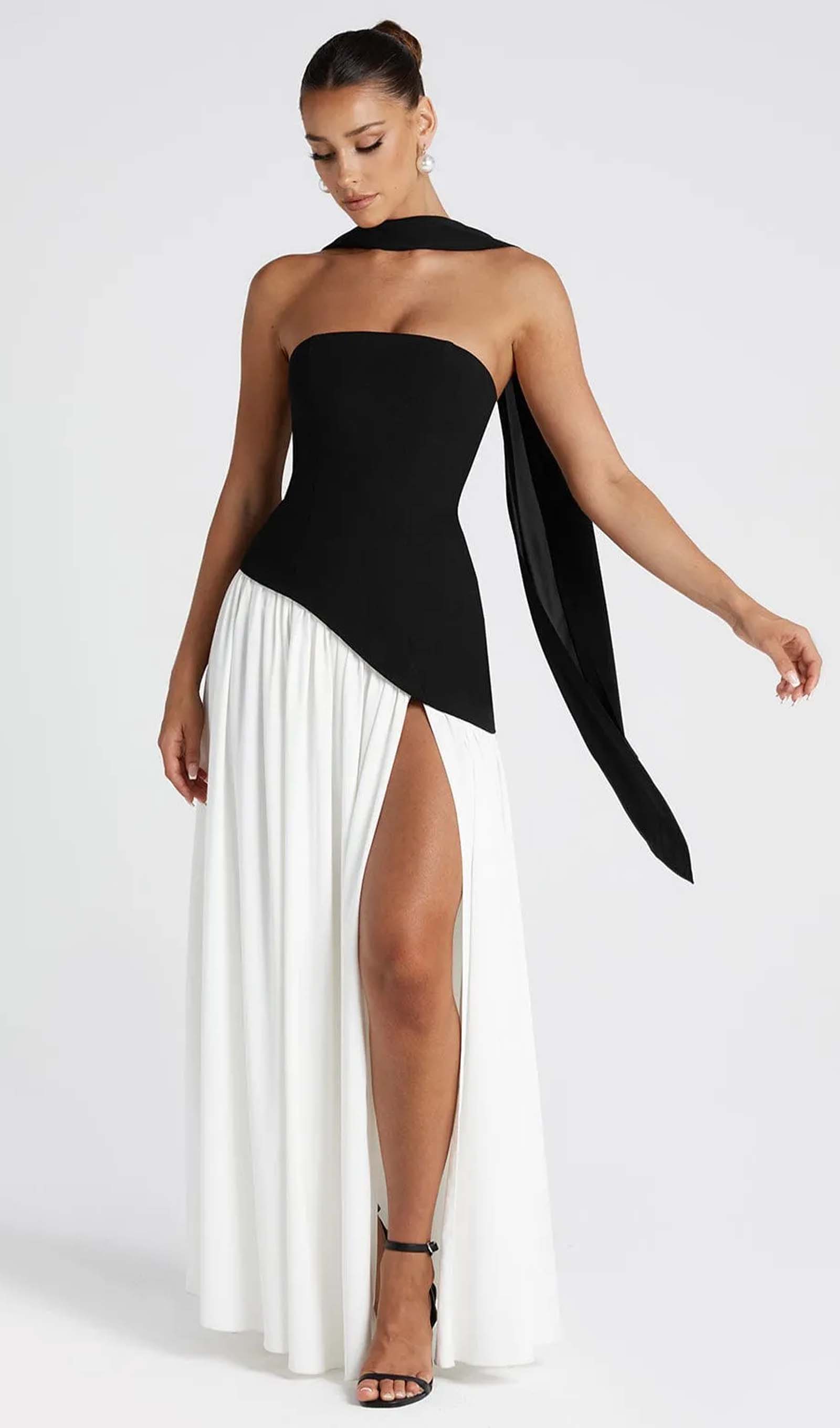 Yara İzi Bulunan Kontrast Renkli Yırtmaçlı Uzun Elbise