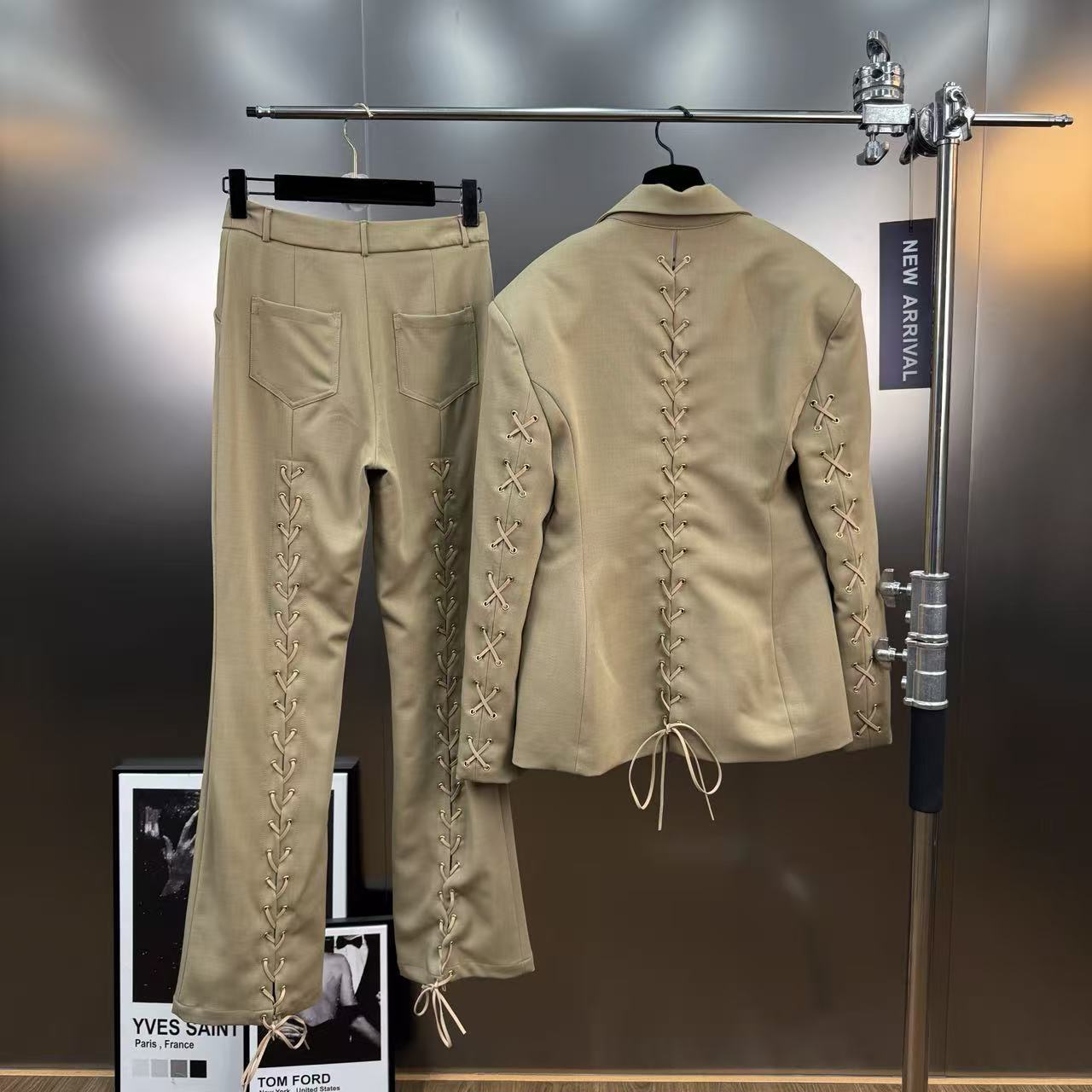 Dantel Bağlamalı Geniş Omuzlu Blazer ve Pantolon Takımı