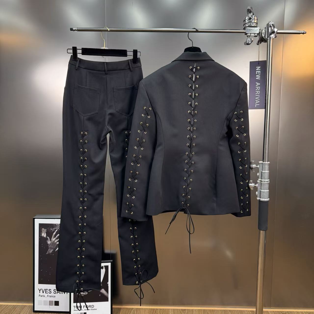 Dantel Bağlamalı Geniş Omuzlu Blazer ve Pantolon Takımı