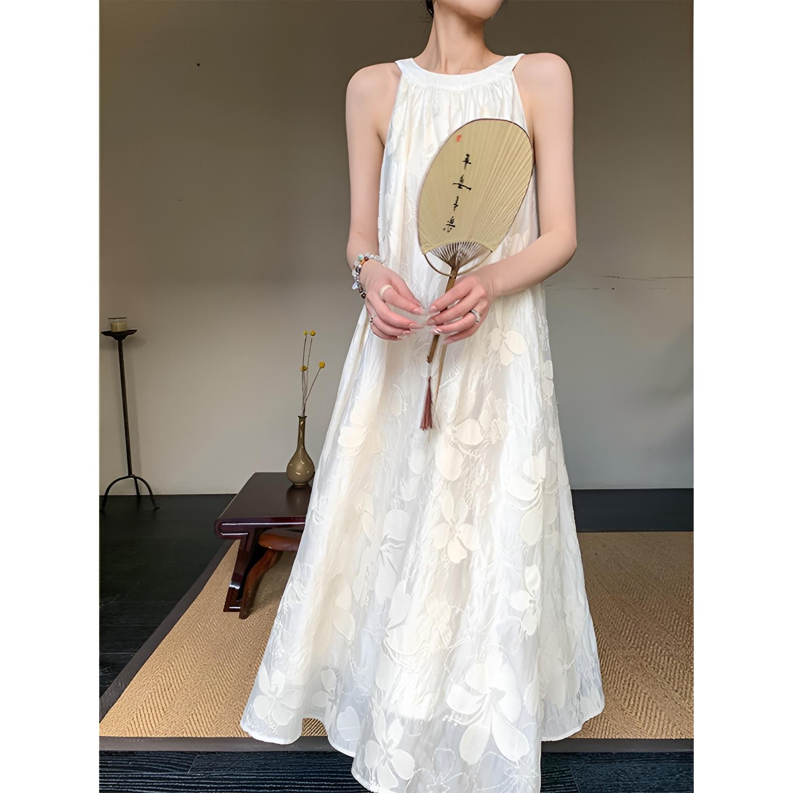 Kolsuz Çiçek Aplikeli Midi Elbise