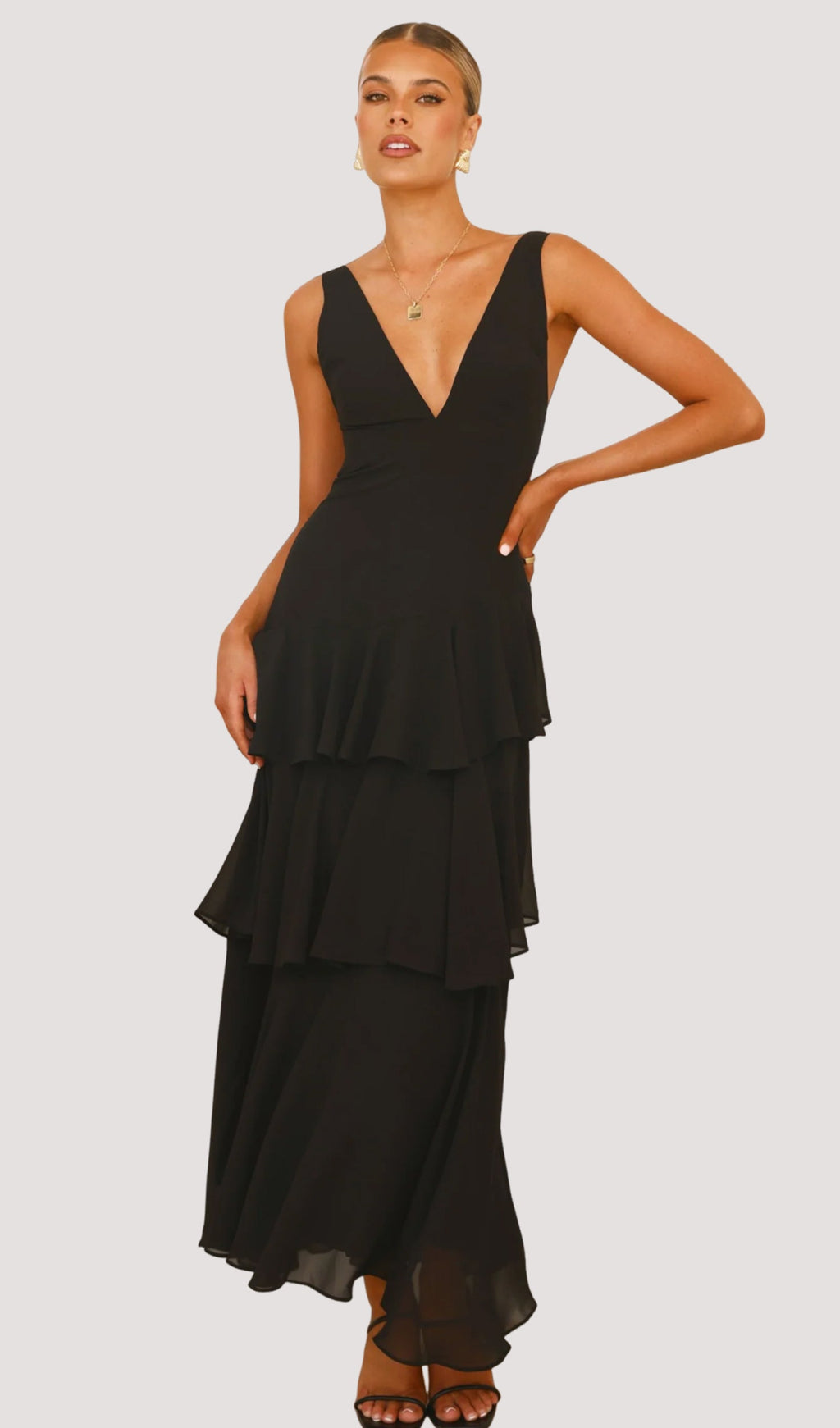 Siyah Renkli Katı Katlı Volanlı Kolsuz Uzun Elbise