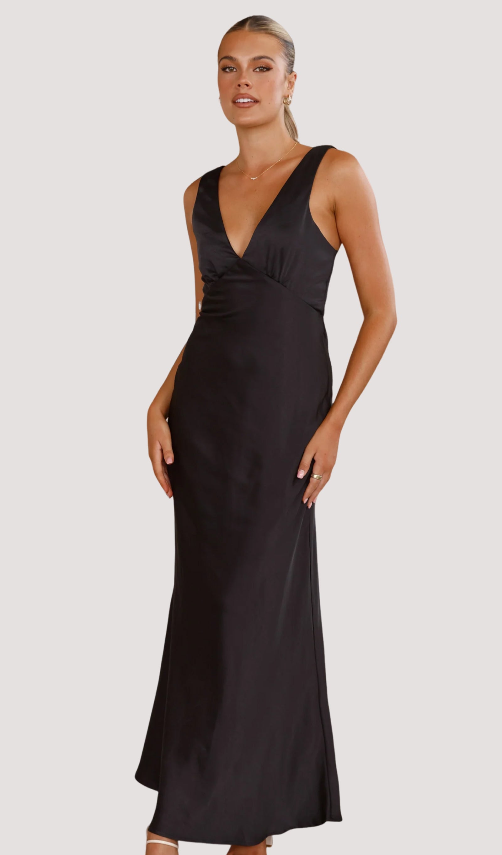 Siyah V Yaka Saten Uzun Elbise