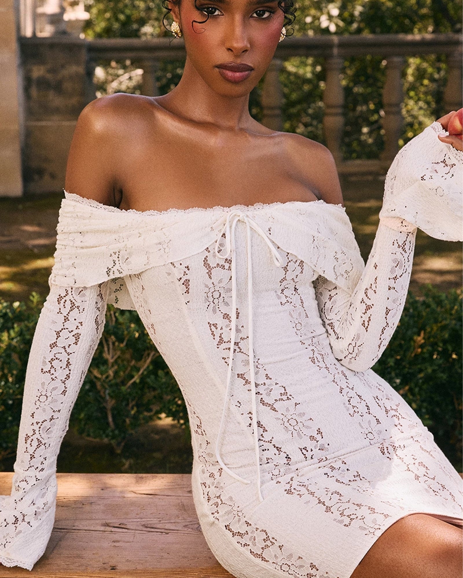 Vintage Çiçekli Dantel Omuz Açık Mini Elbise