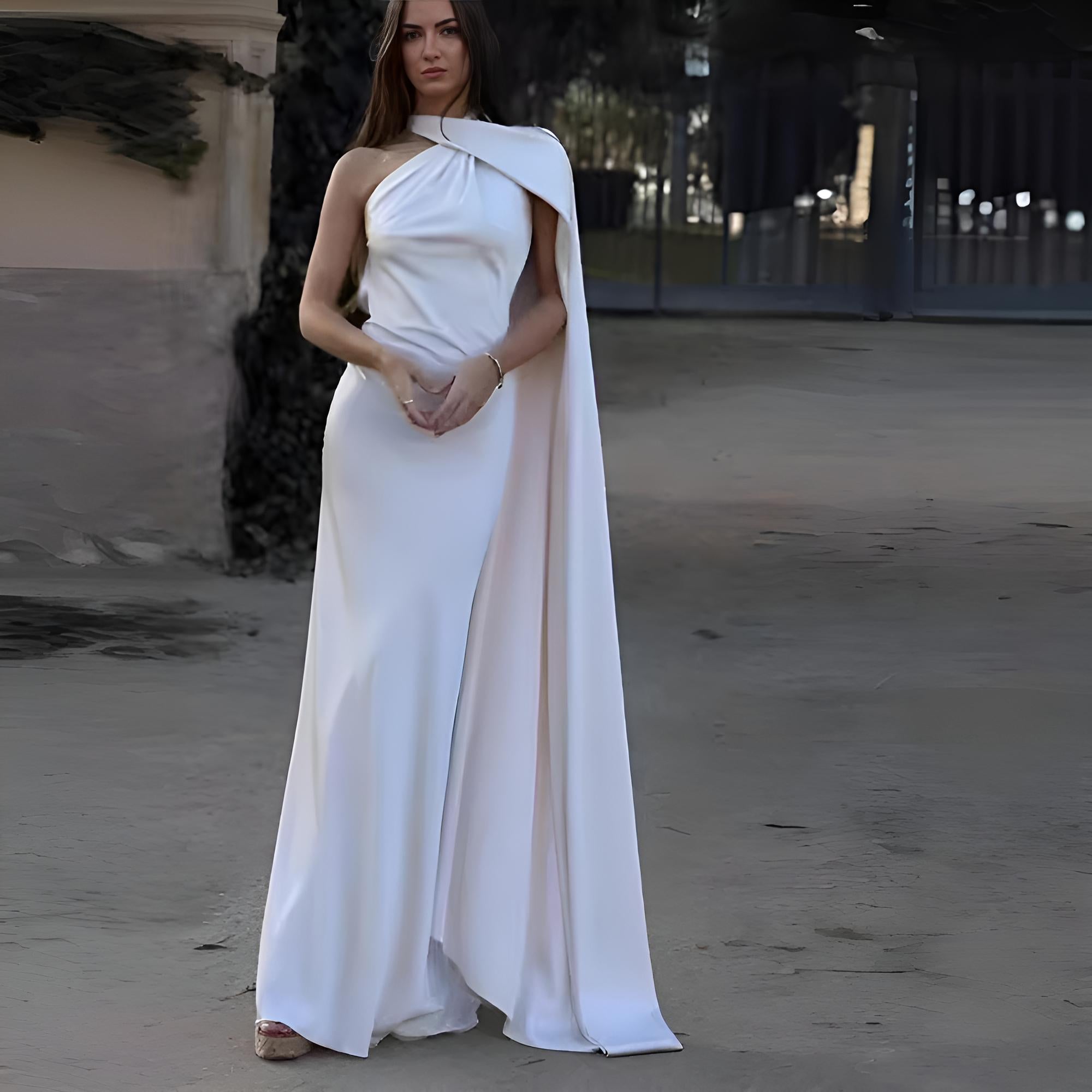 Asimetrik Metal Askılı Uzun Elbise